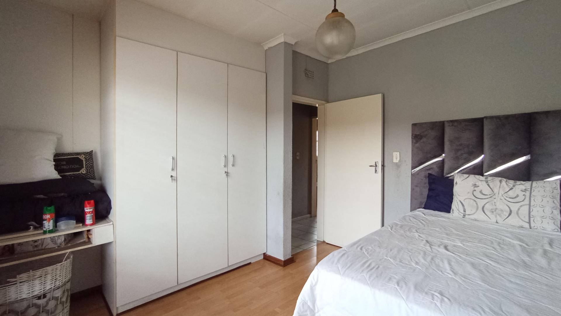 Bed Room 1 - 13 square meters of property in Simmerfield