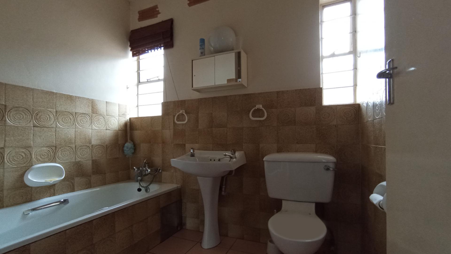 Bathroom 1 - 5 square meters of property in Simmerfield