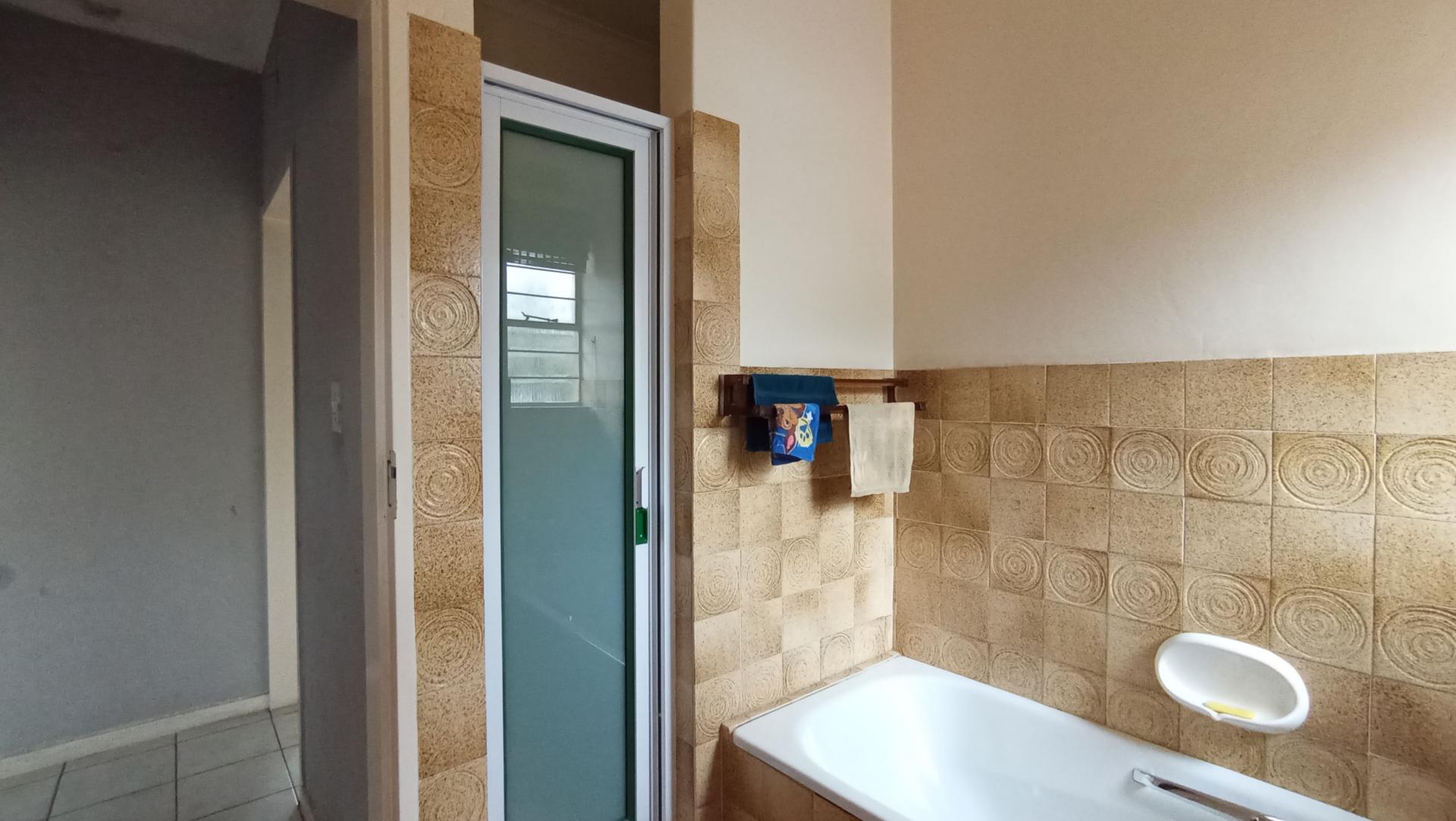 Bathroom 1 - 5 square meters of property in Simmerfield