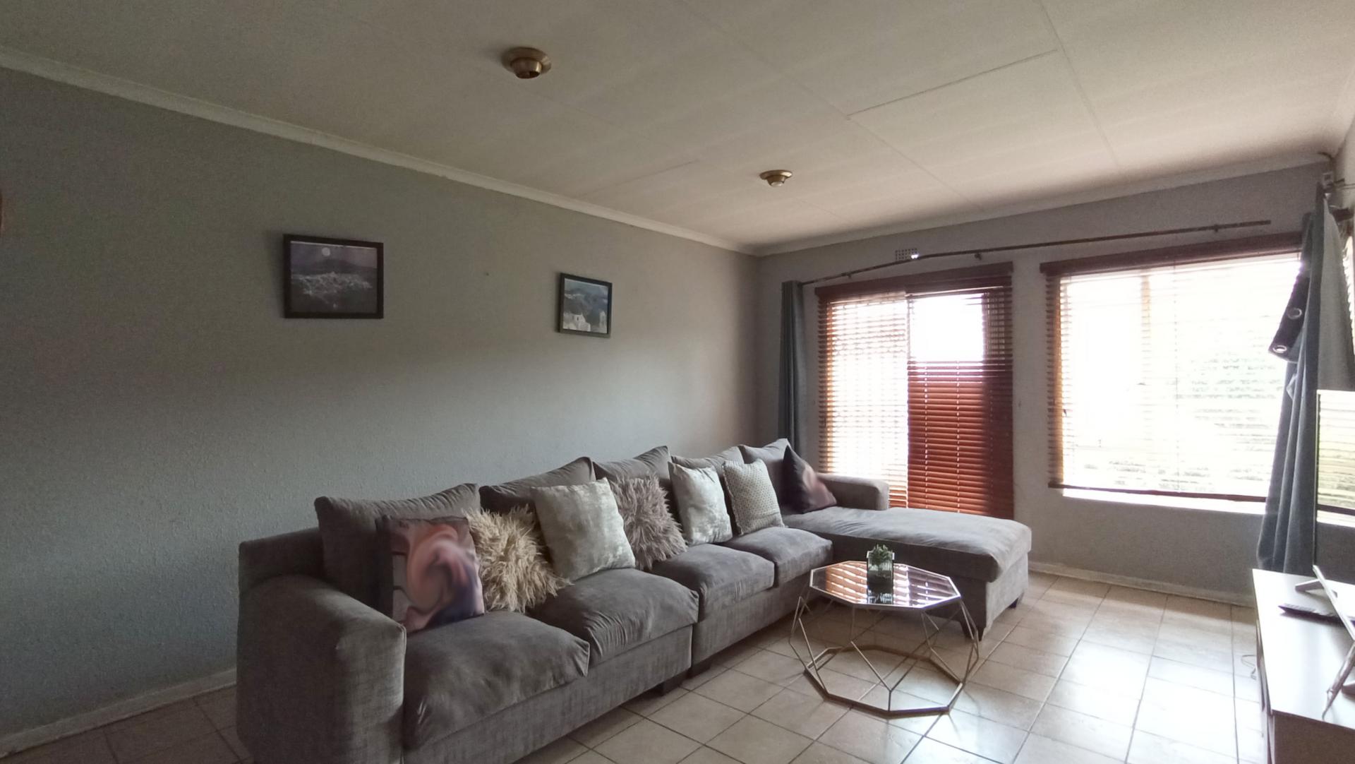 Lounges - 34 square meters of property in Simmerfield
