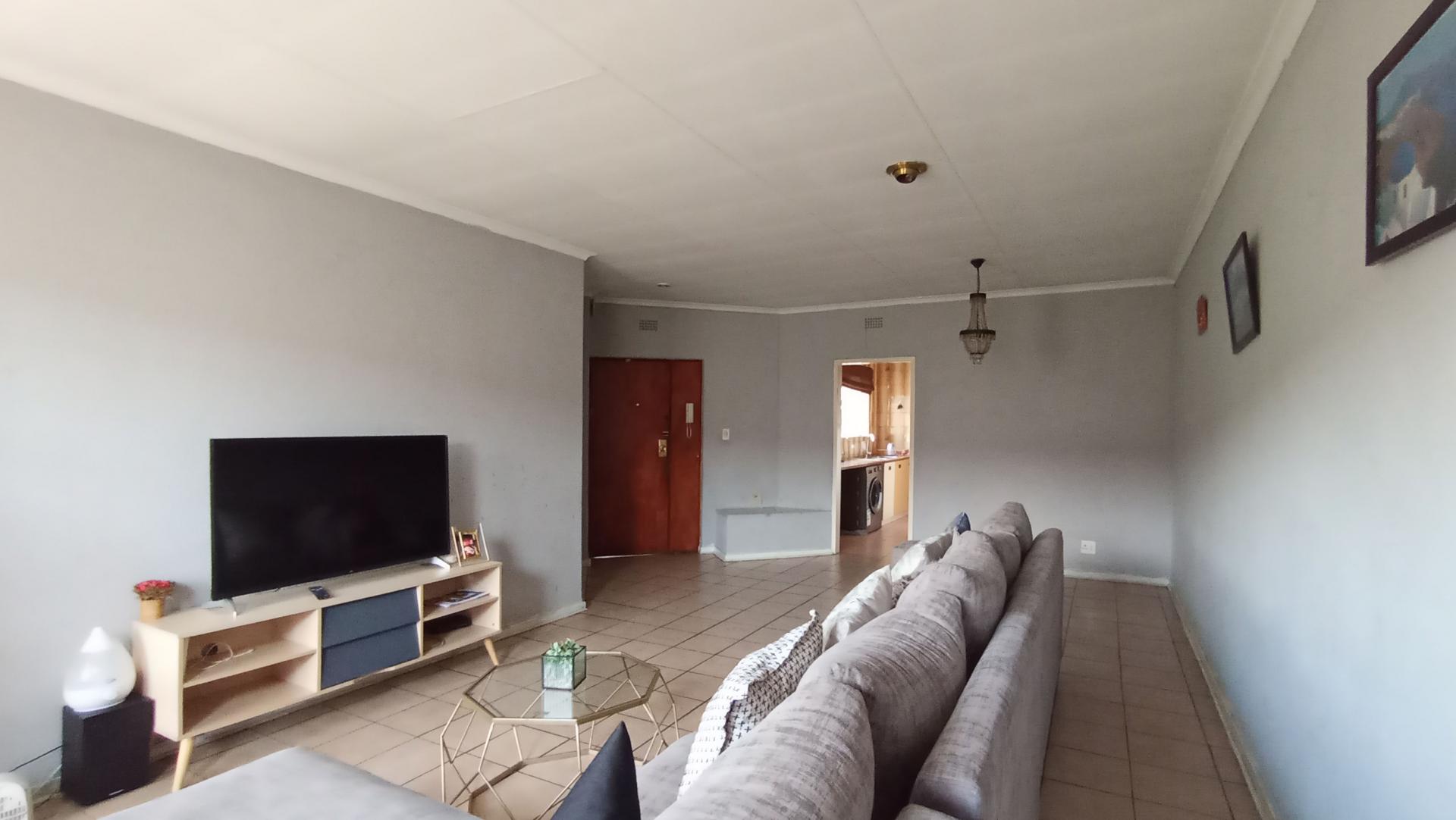 Lounges - 34 square meters of property in Simmerfield