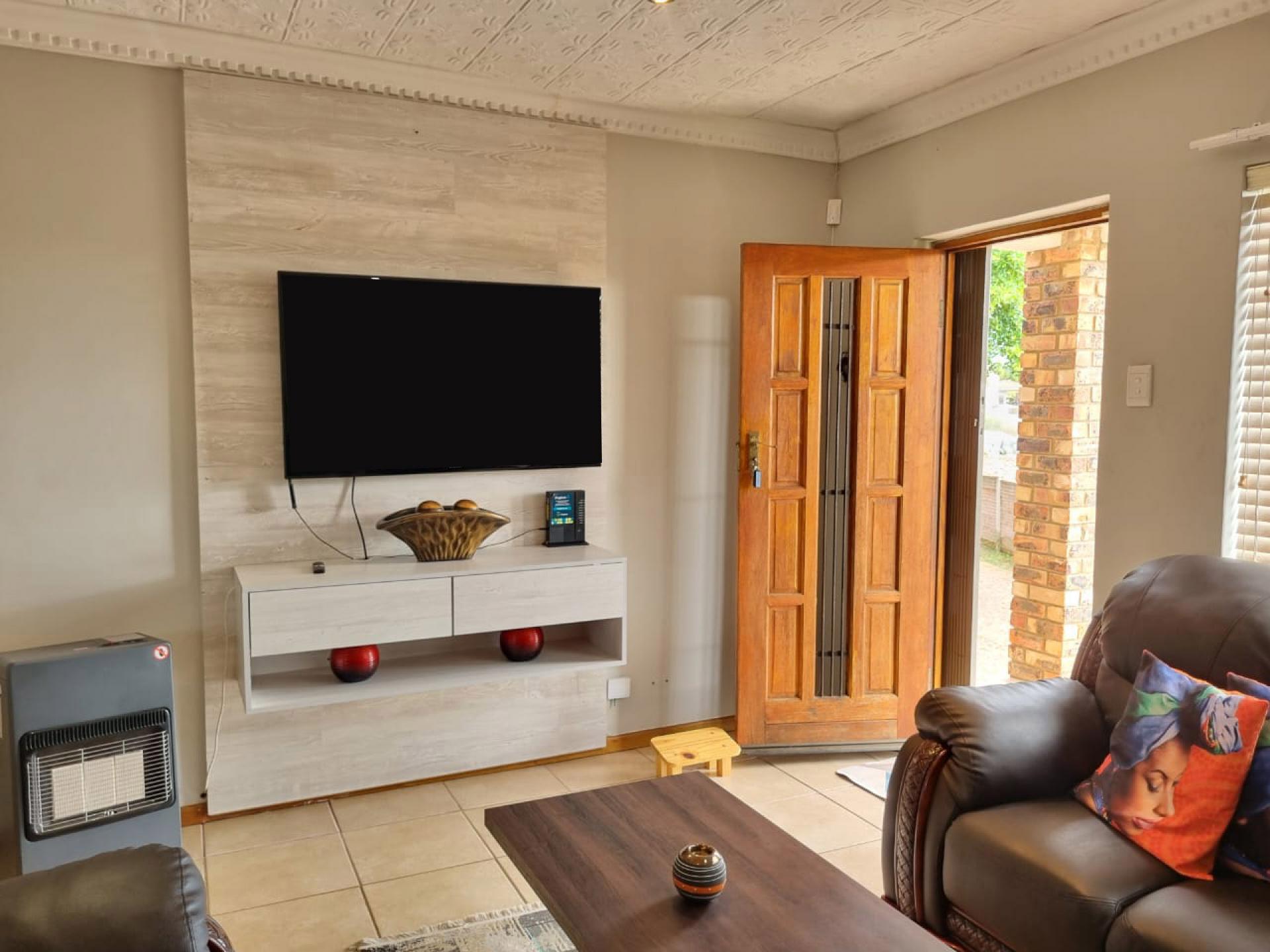 Lounges of property in Uitenhage