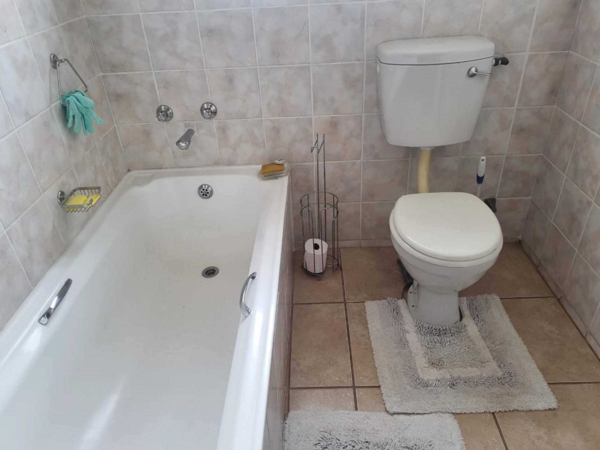 Bathroom 1 of property in Uitenhage