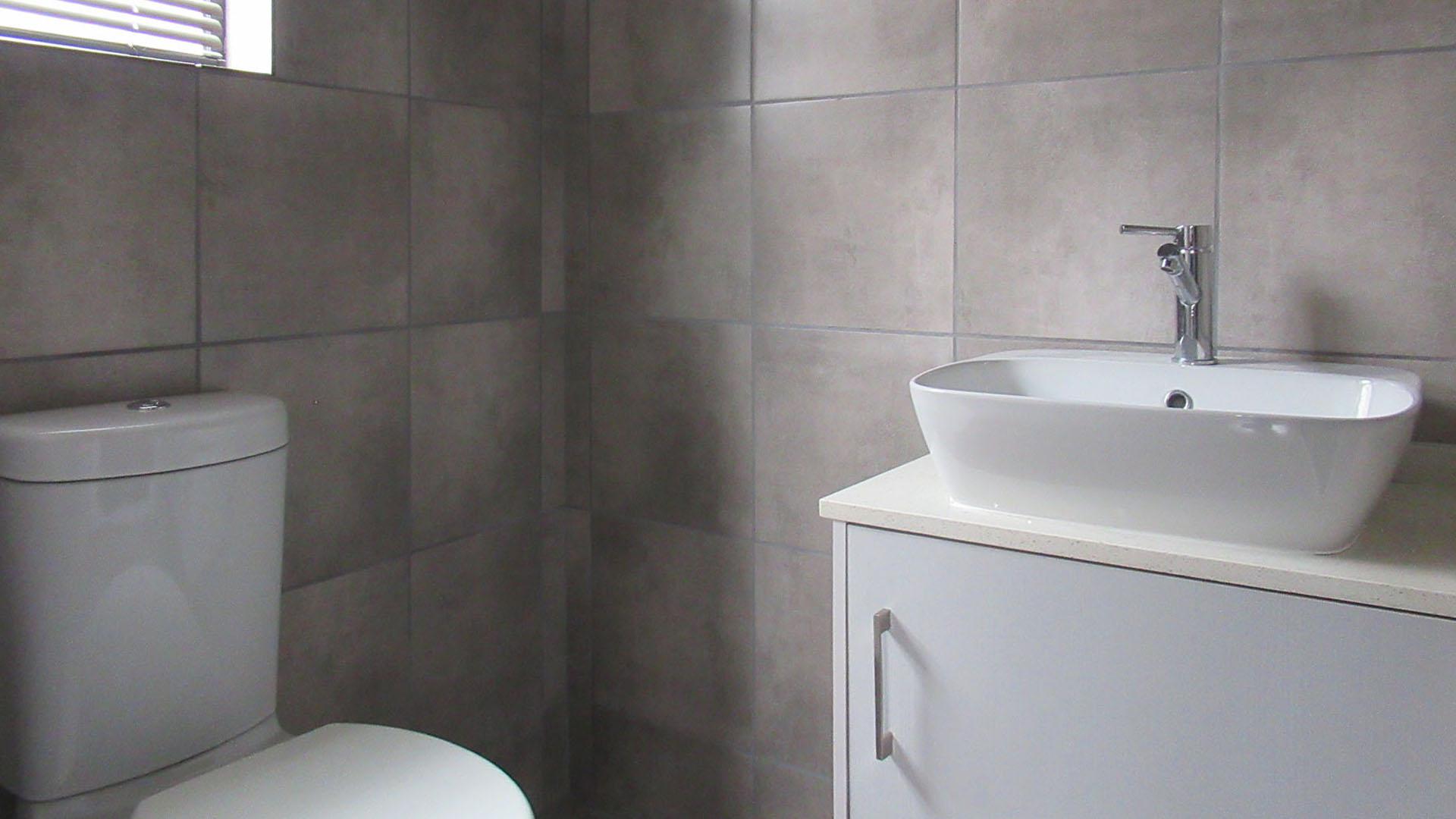 Bathroom 1 - 4 square meters of property in Groblerpark