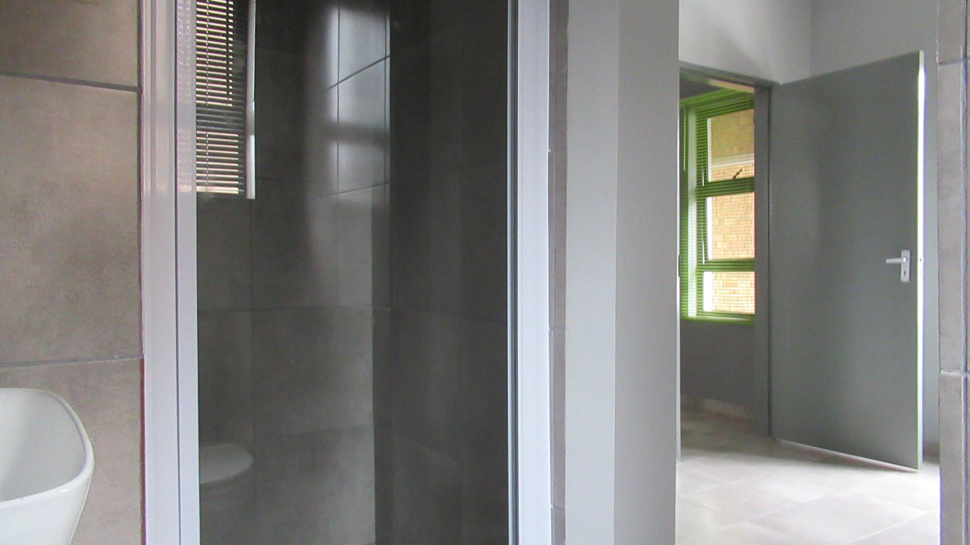 Bathroom 1 - 4 square meters of property in Groblerpark