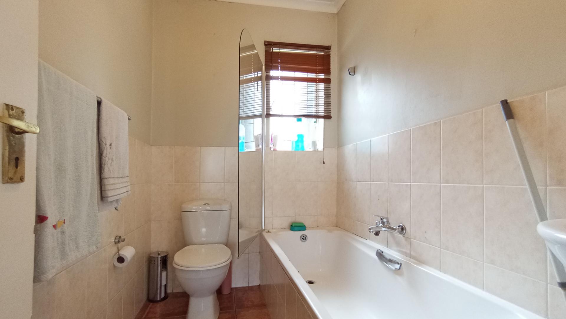 Bathroom 1 - 6 square meters of property in Greenstone Hill