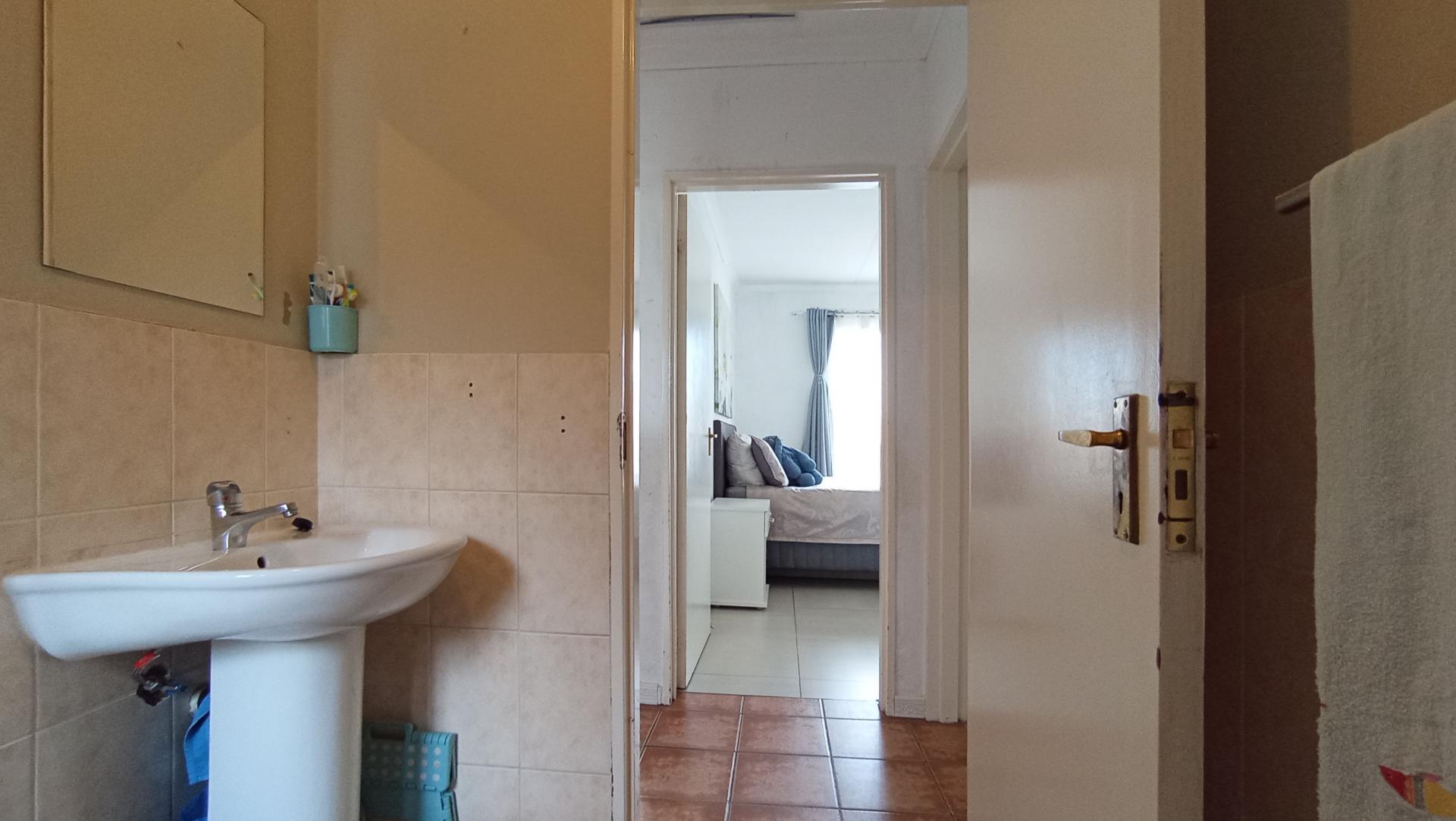 Bathroom 1 - 6 square meters of property in Greenstone Hill
