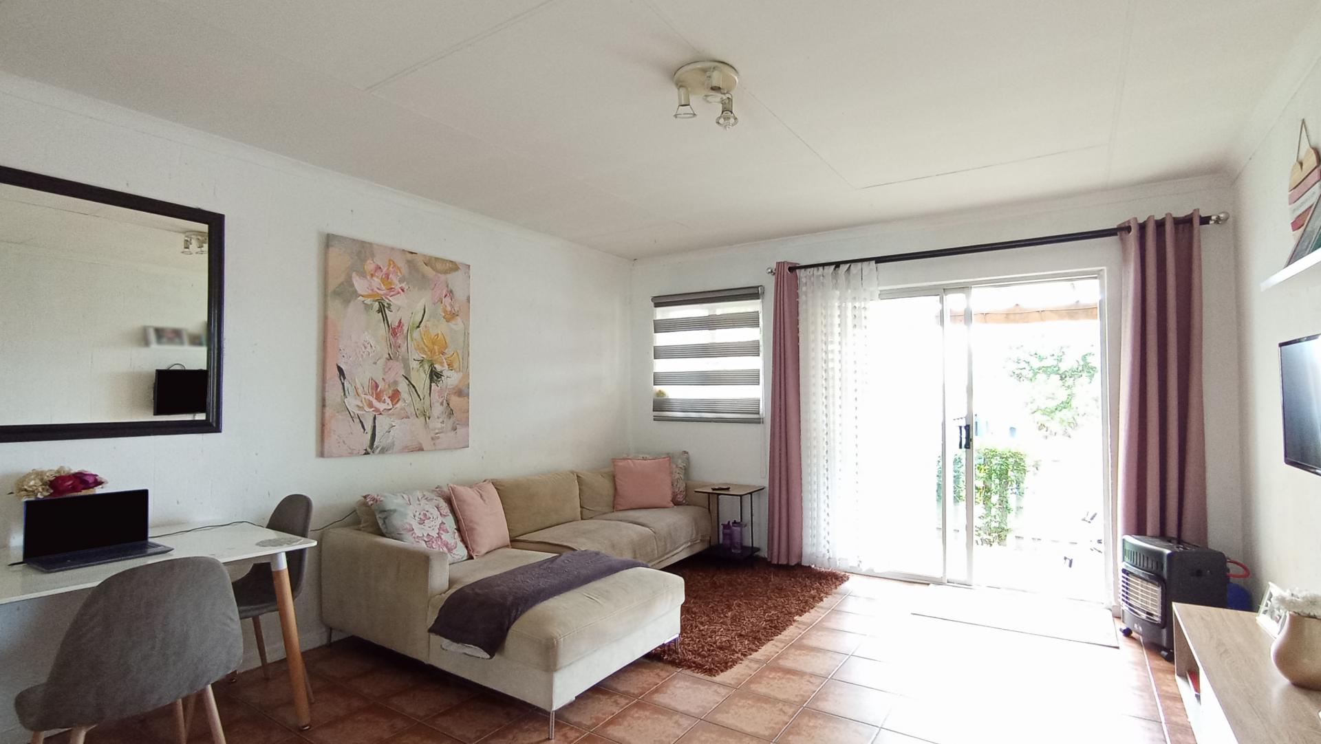 Lounges - 23 square meters of property in Greenstone Hill