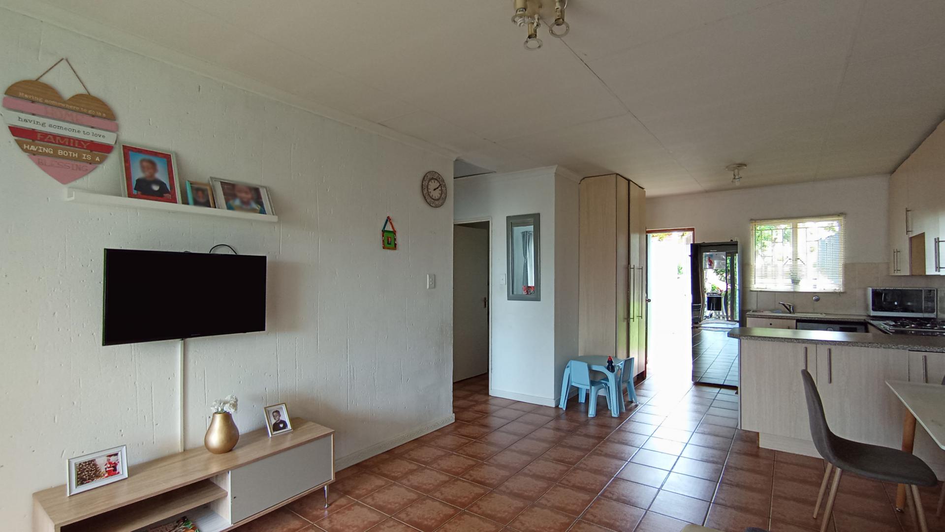 Lounges - 23 square meters of property in Greenstone Hill