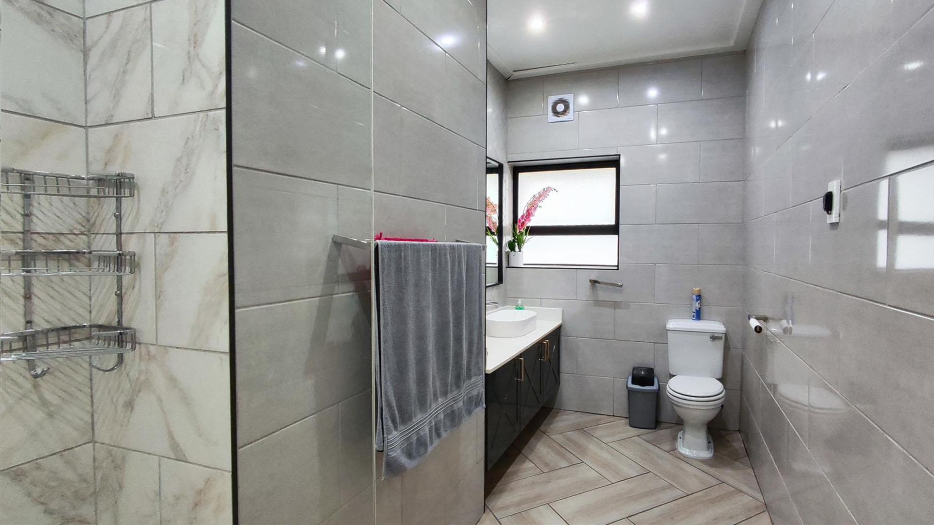 Bathroom 1 - 7 square meters of property in Rynfield