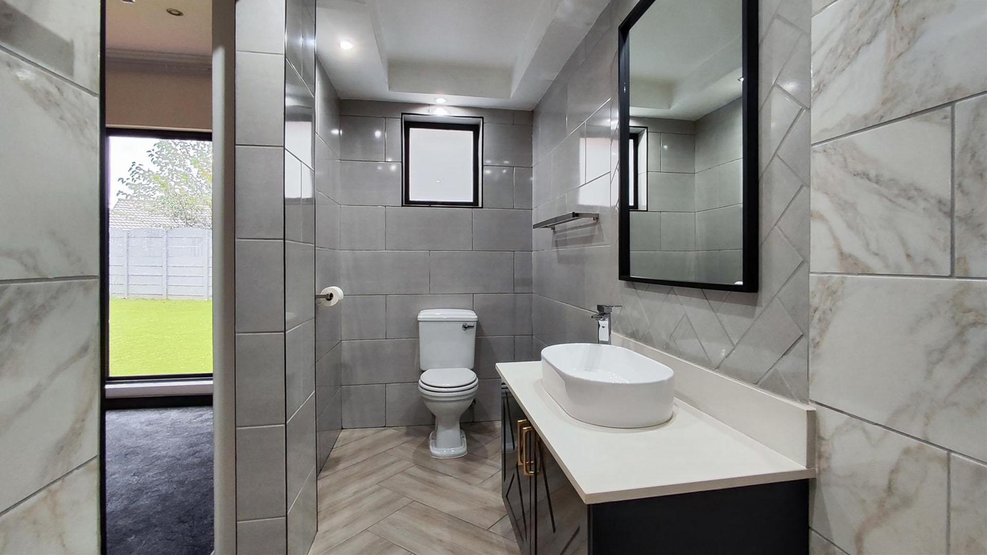 Bathroom 2 - 5 square meters of property in Rynfield