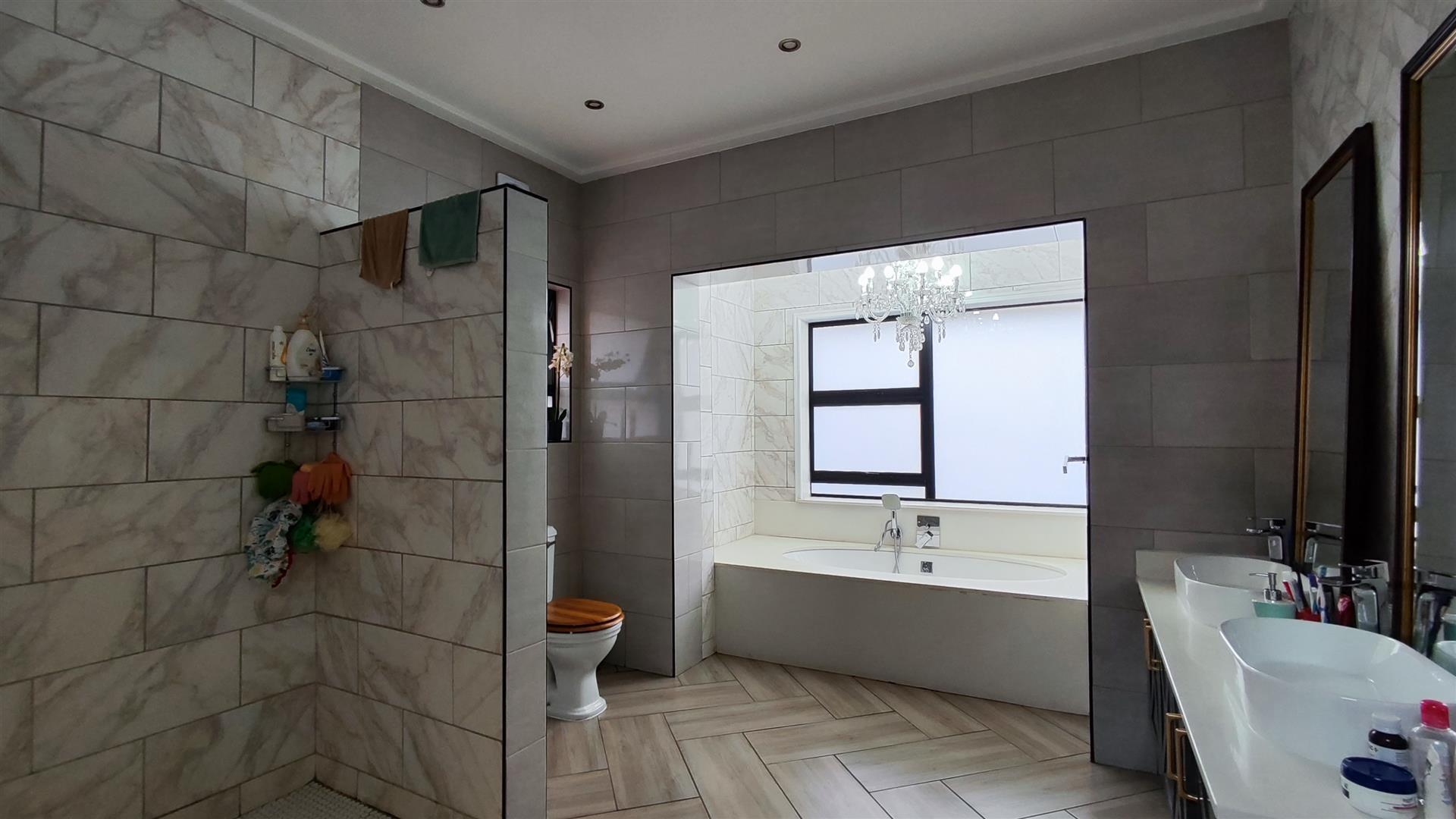 Main Bathroom - 14 square meters of property in Rynfield