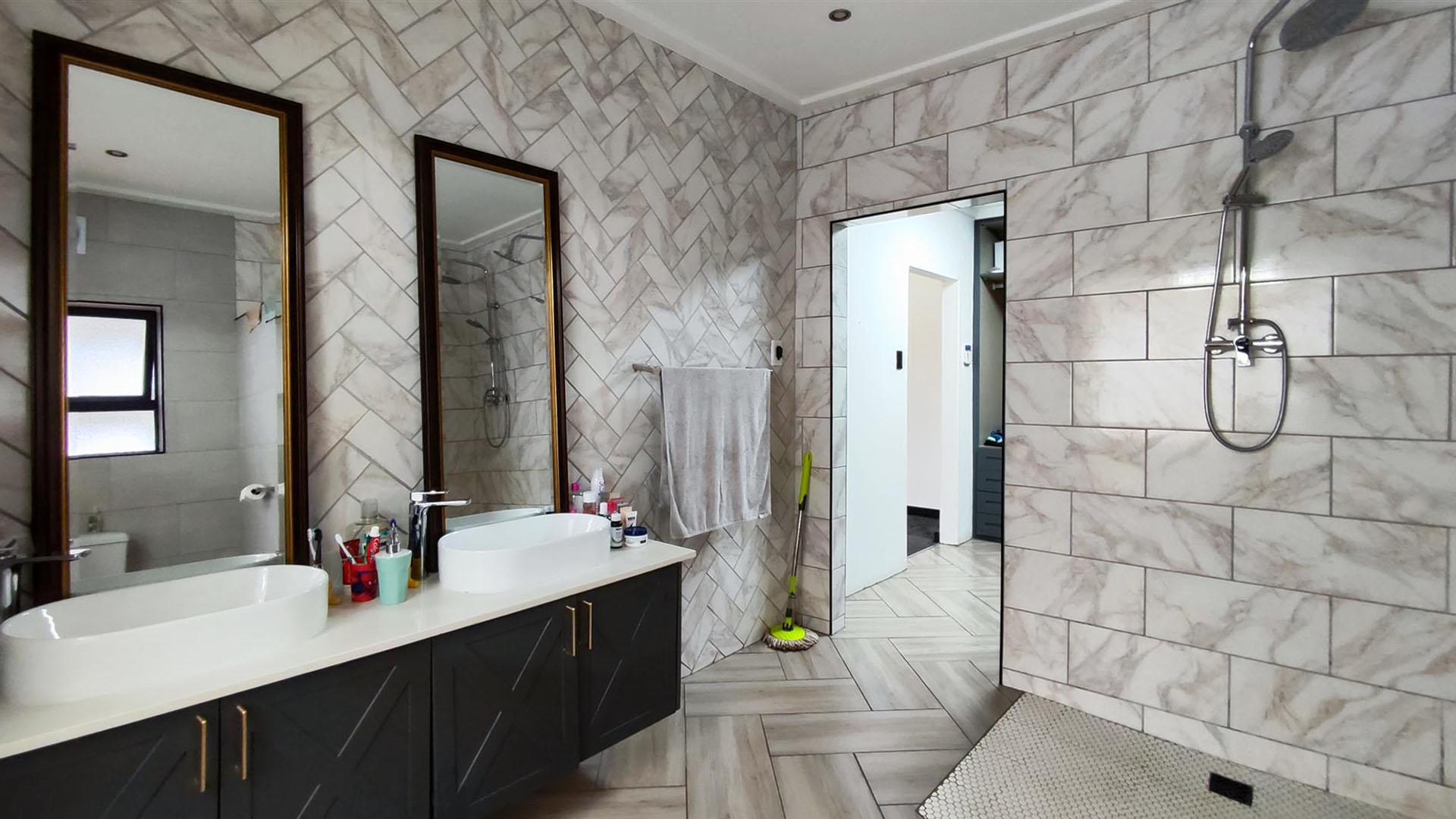 Main Bathroom - 14 square meters of property in Rynfield