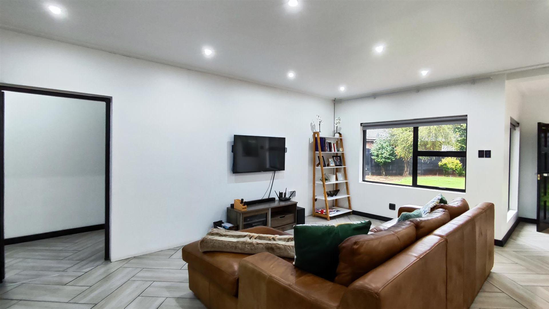 Lounges - 19 square meters of property in Rynfield