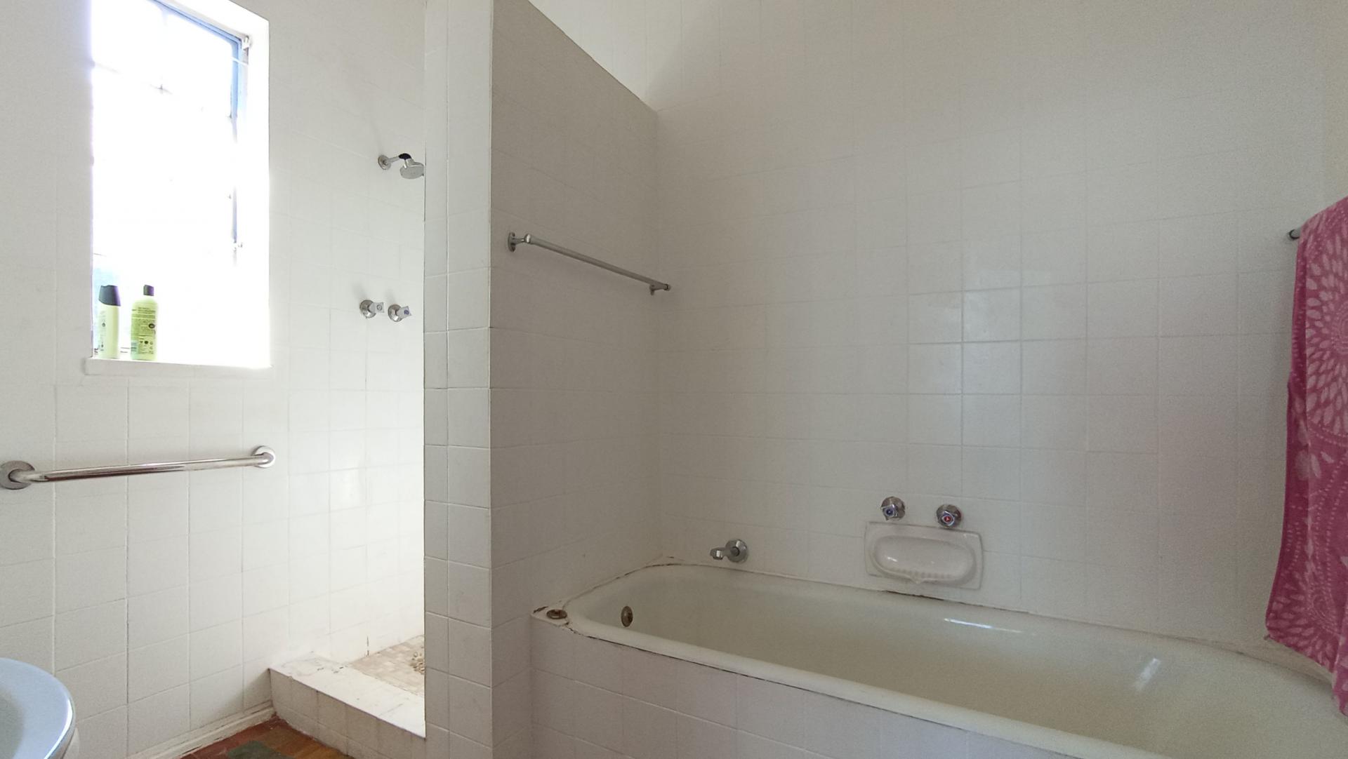 Main Bathroom - 7 square meters of property in Kensington - JHB