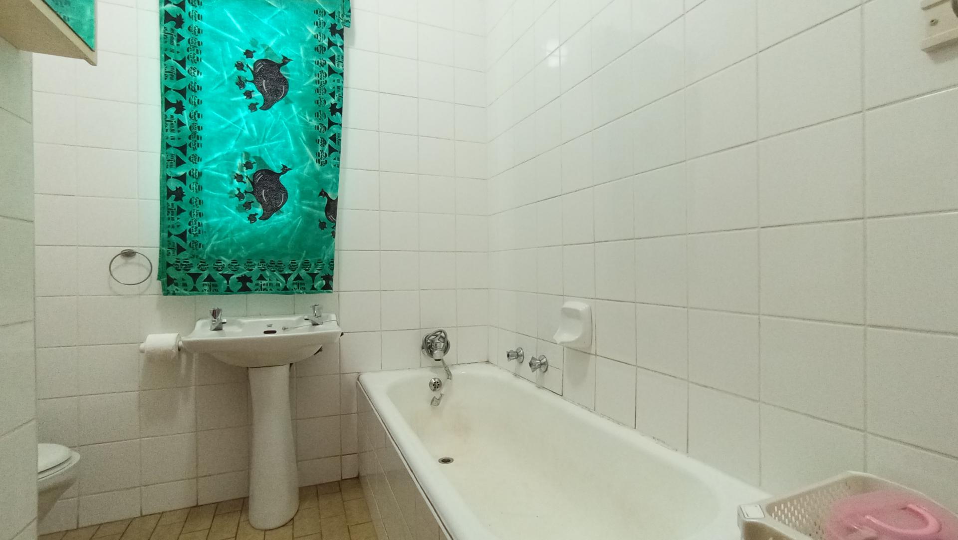 Bathroom 1 - 11 square meters of property in Kensington - JHB