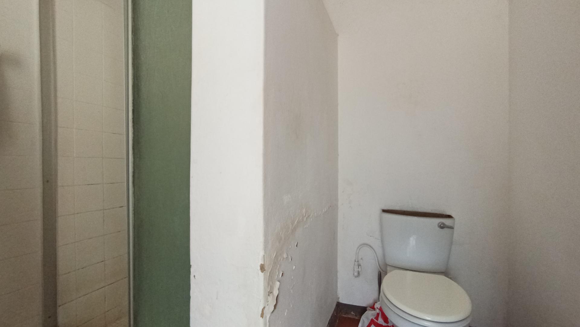 Bathroom 1 - 11 square meters of property in Kensington - JHB