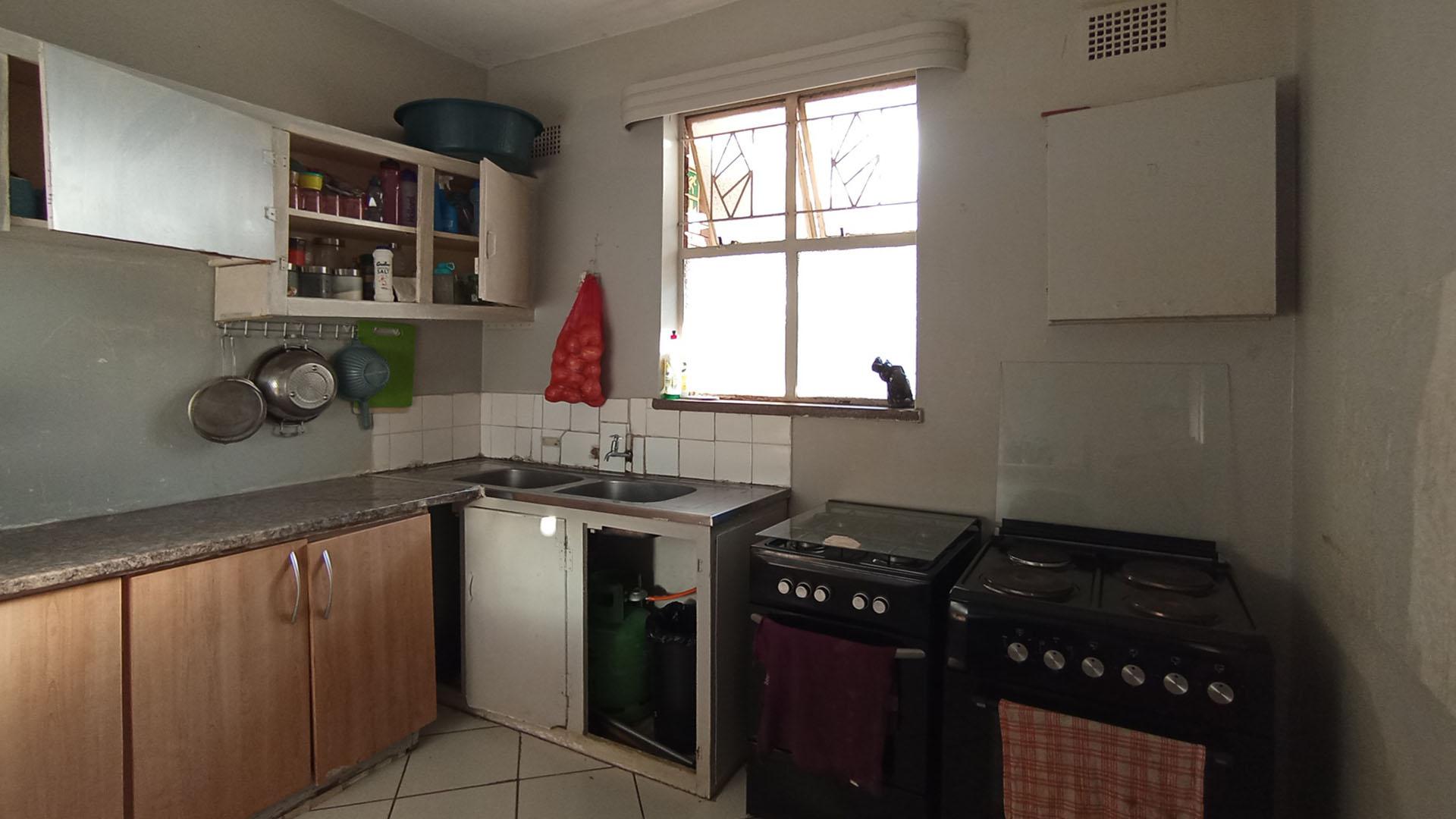 Kitchen - 10 square meters of property in Muckleneuk