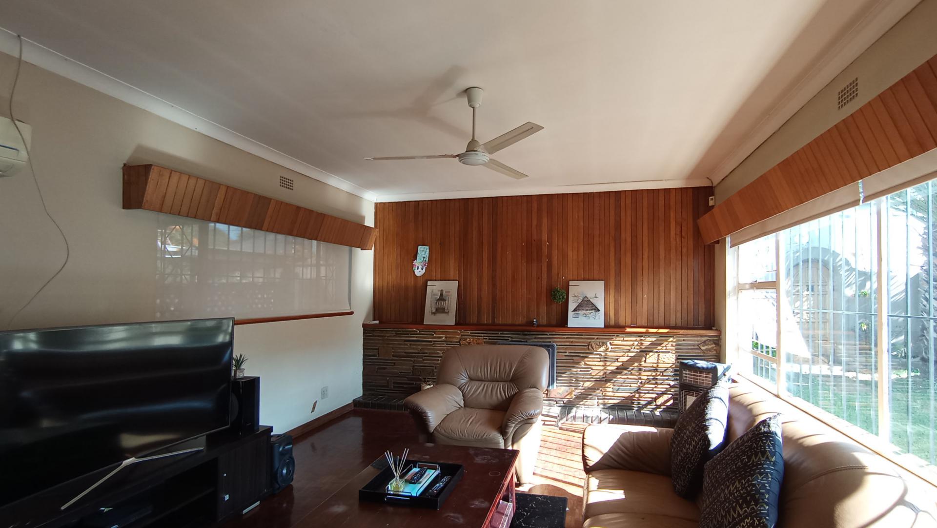 Lounges - 37 square meters of property in Kensington - JHB