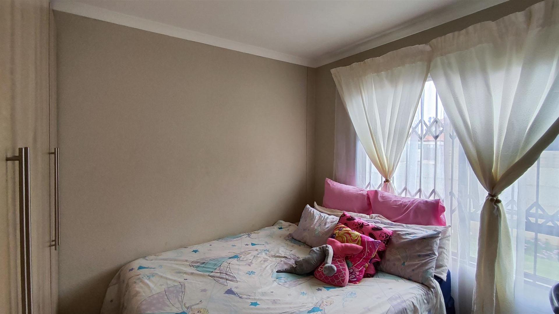 Bed Room 2 - 10 square meters of property in Alliance