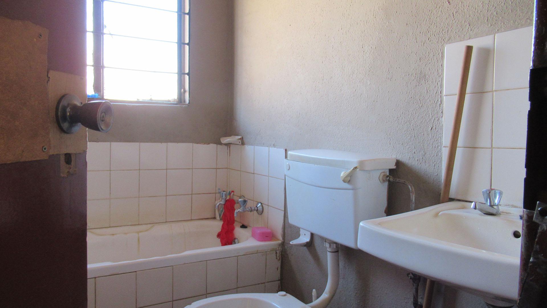 Bathroom 1 - 4 square meters of property in Protea Glen
