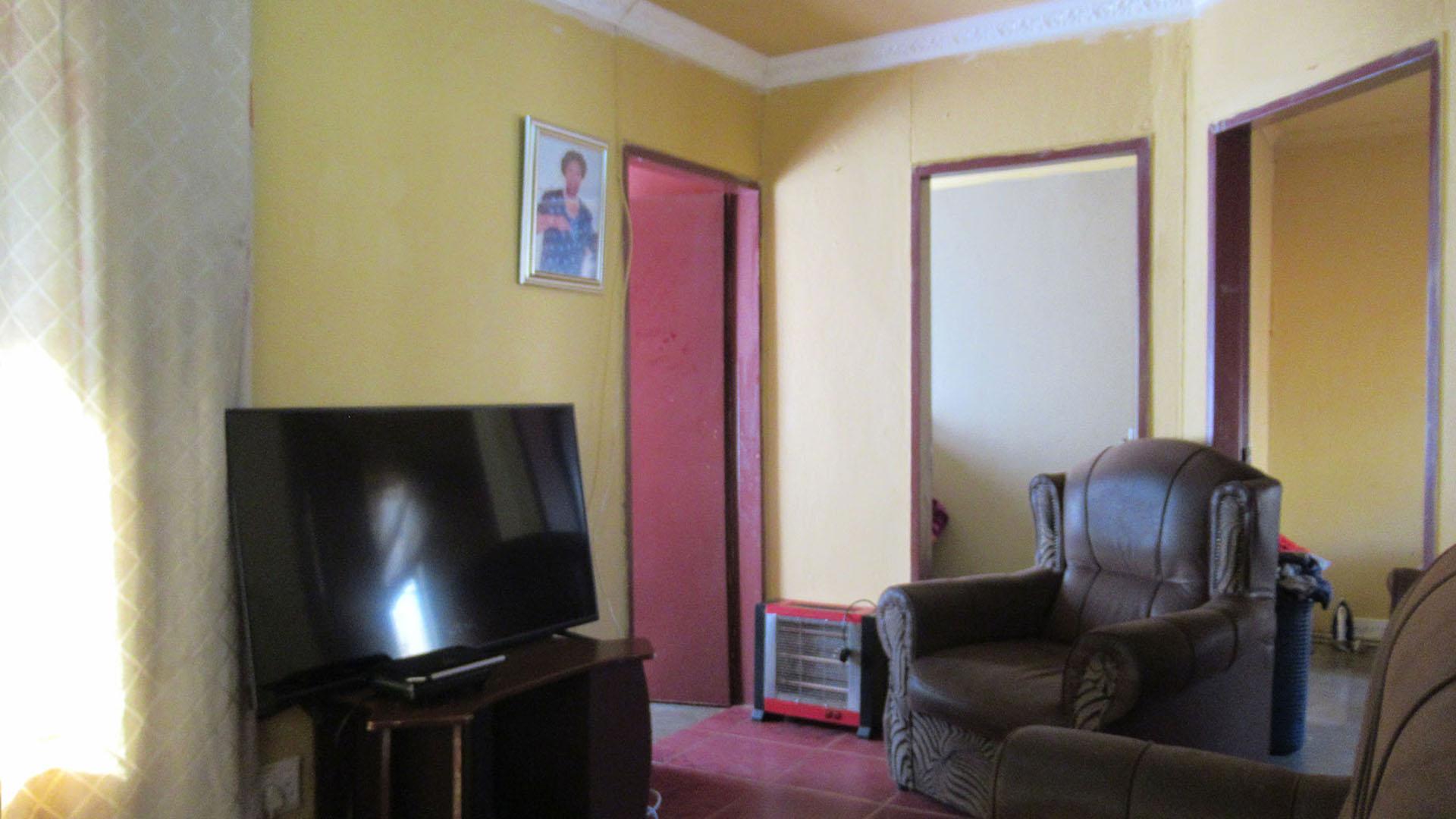 Lounges - 13 square meters of property in Protea Glen