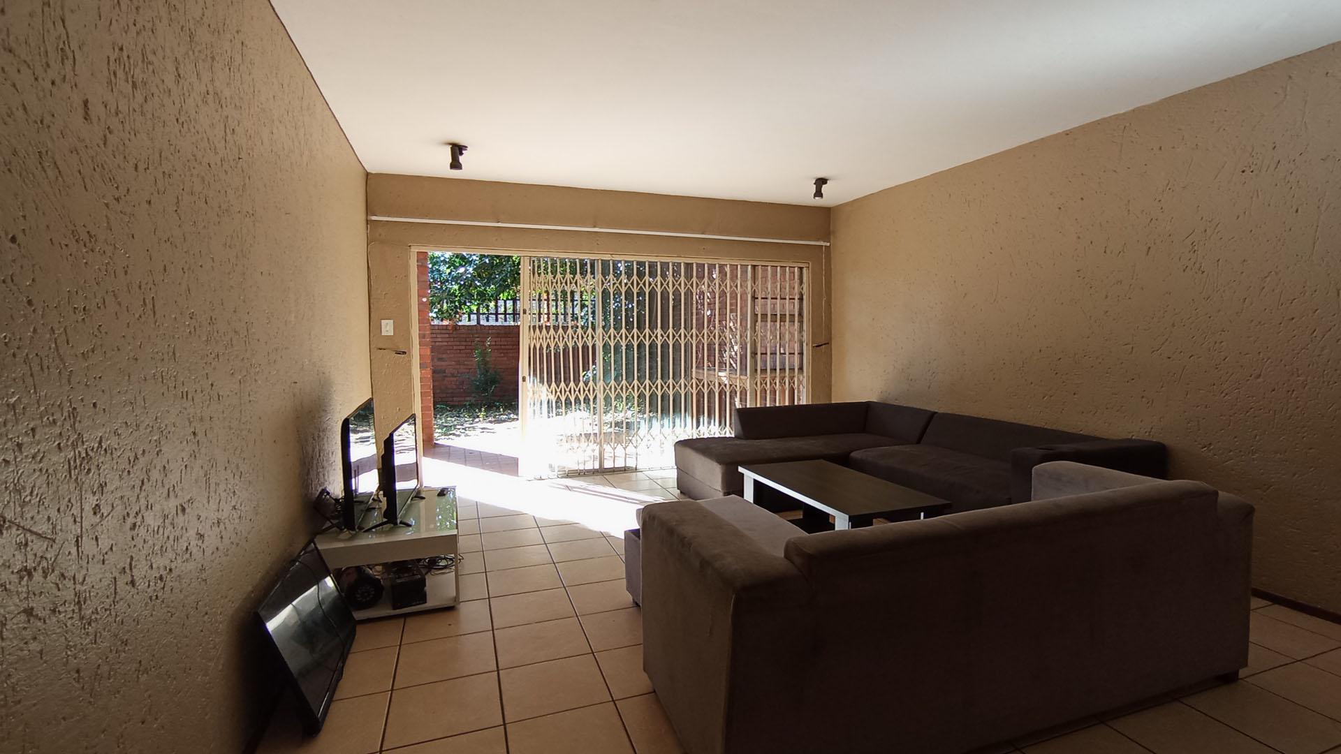 Lounges - 29 square meters of property in Windsor