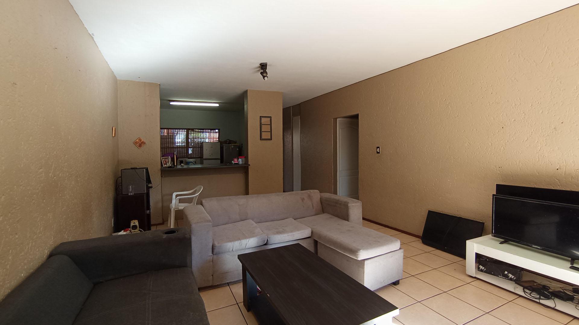 Lounges - 29 square meters of property in Windsor