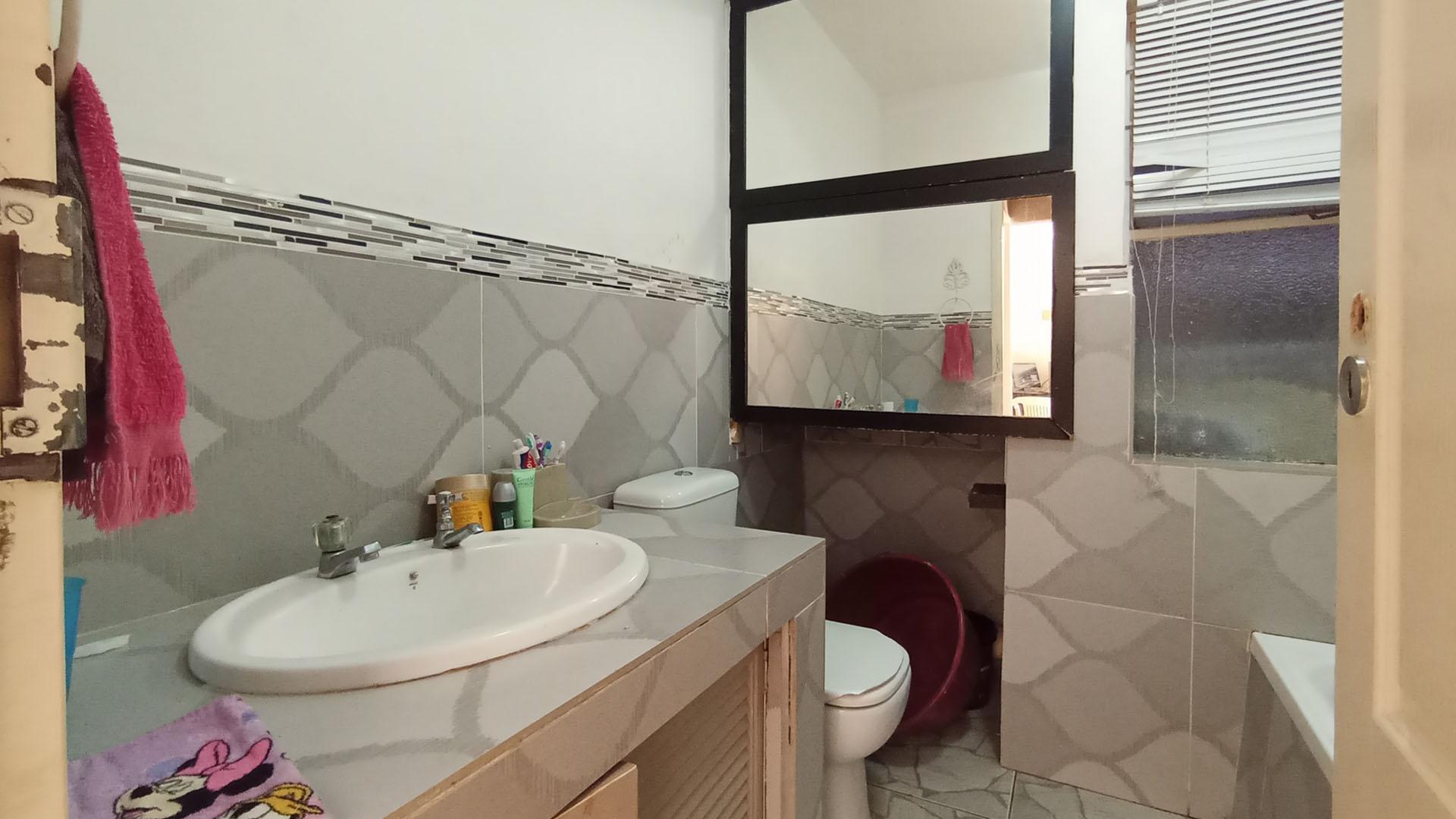 Bathroom 1 - 4 square meters of property in Windsor