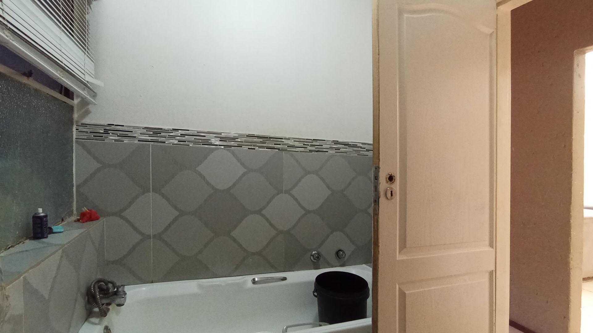 Bathroom 1 - 4 square meters of property in Windsor