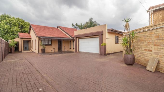 4 Bedroom House for Sale For Sale in Lenasia South - MR673976