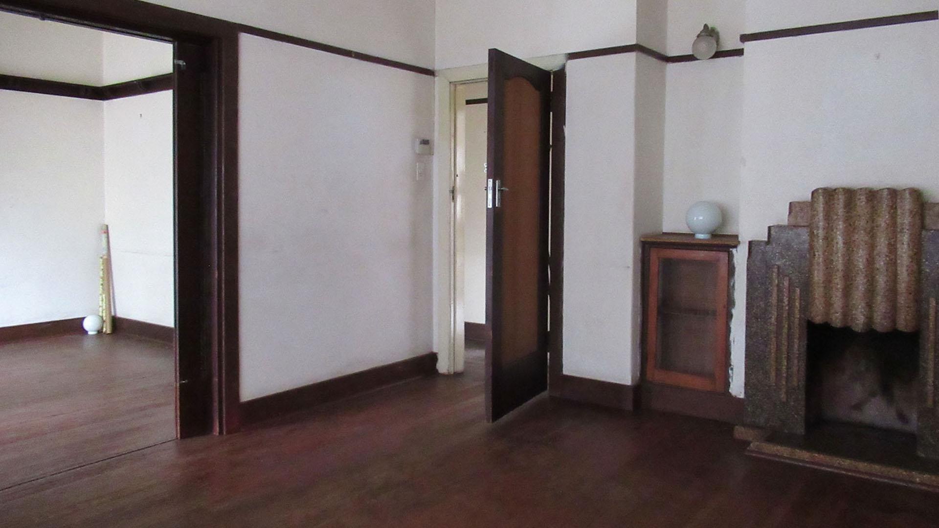 Lounges - 18 square meters of property in Townsview