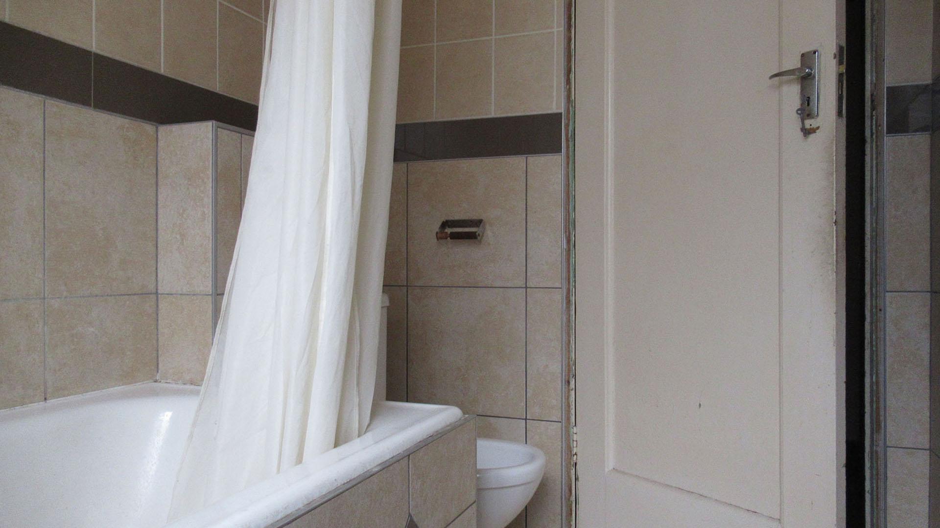 Bathroom 1 - 5 square meters of property in Townsview