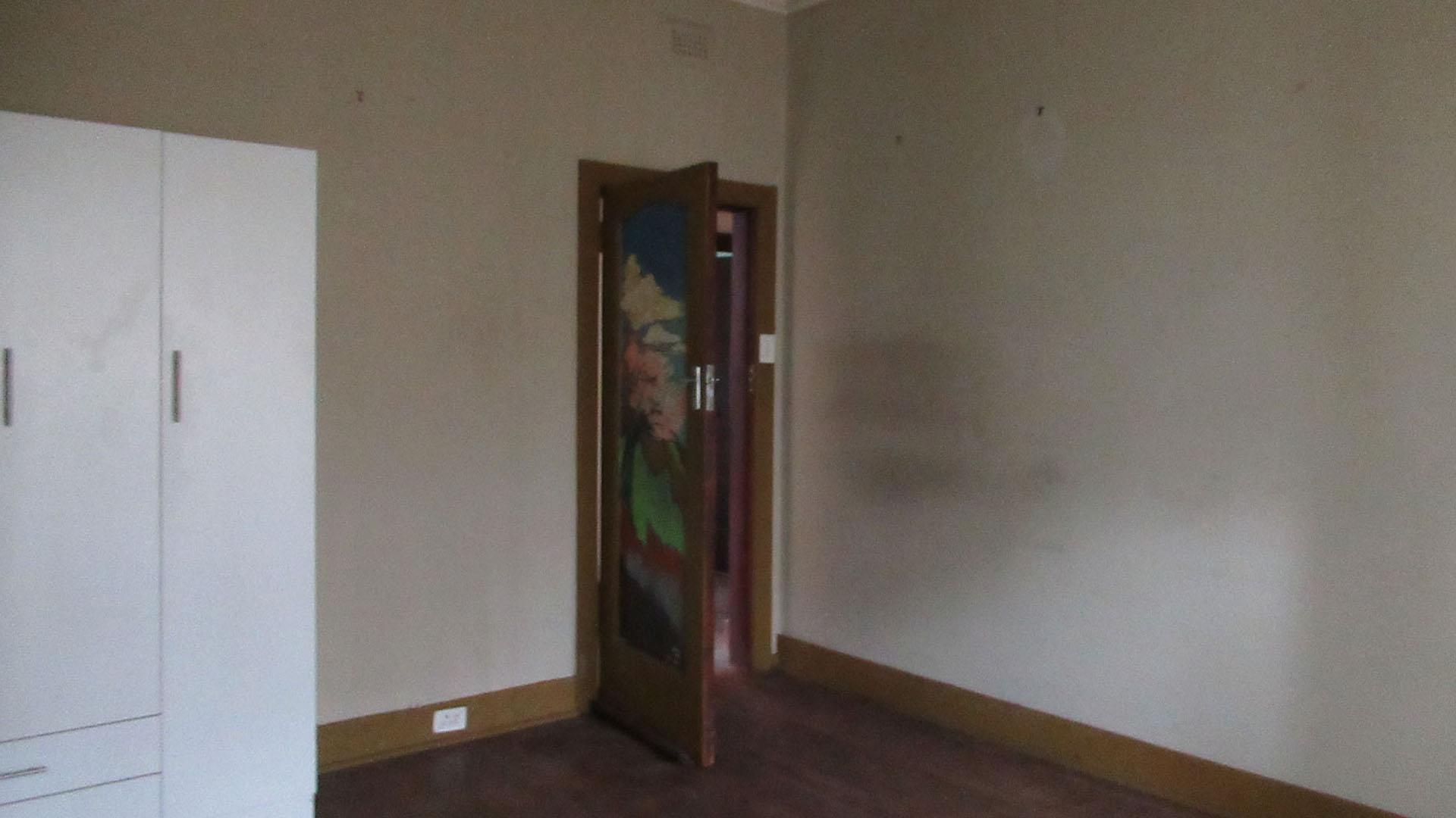 Bed Room 1 - 17 square meters of property in Townsview