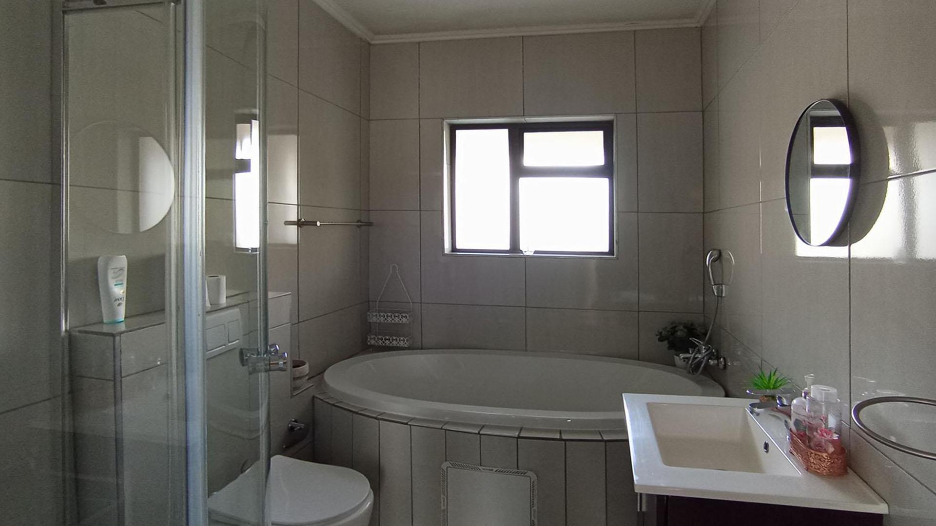 Bathroom 1 - 7 square meters of property in Noordwyk