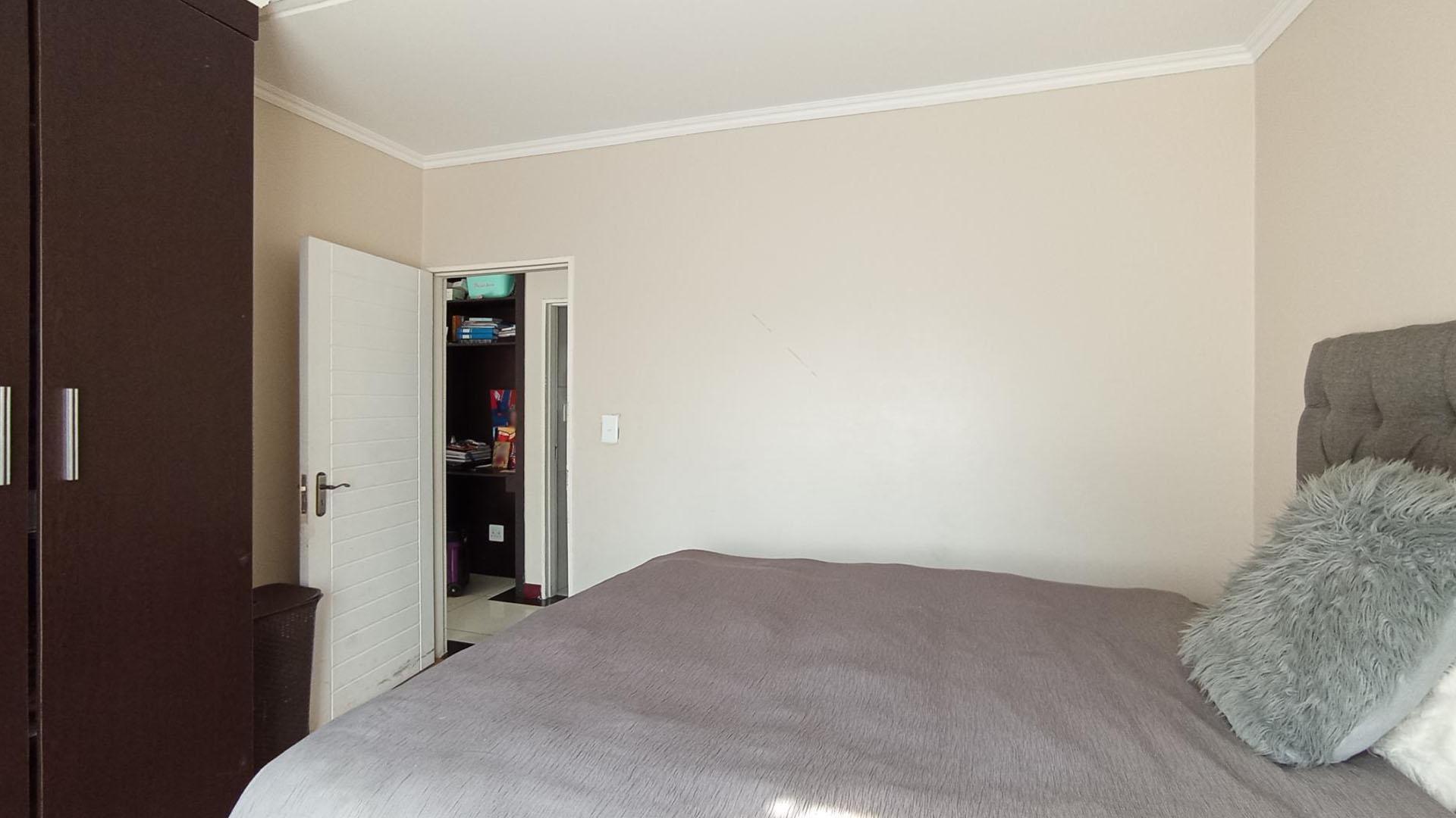 Bed Room 1 - 14 square meters of property in Noordwyk