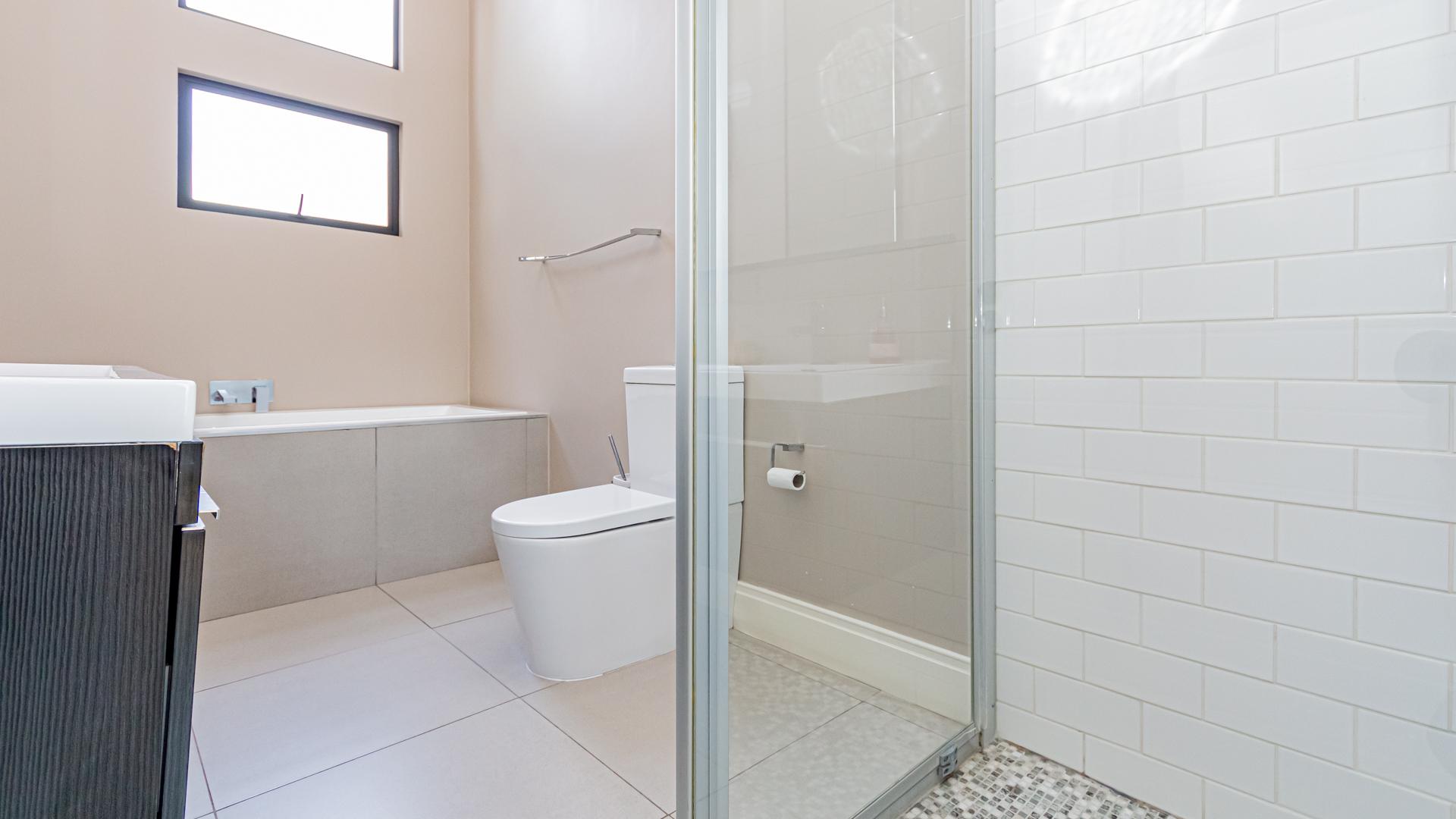Bathroom 1 of property in Copperleaf Golf and Country Estate