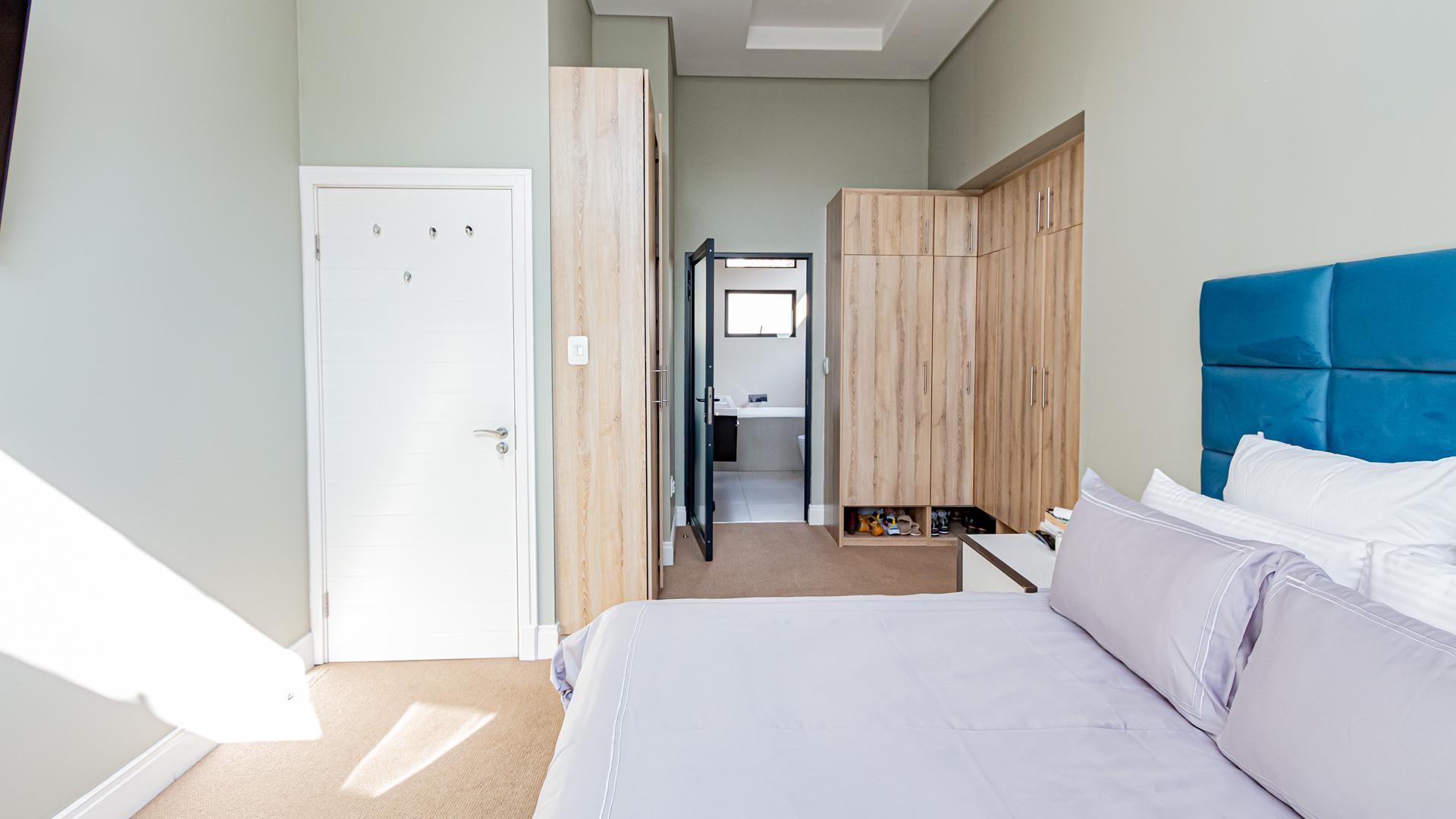 Main Bedroom of property in Copperleaf Golf and Country Estate
