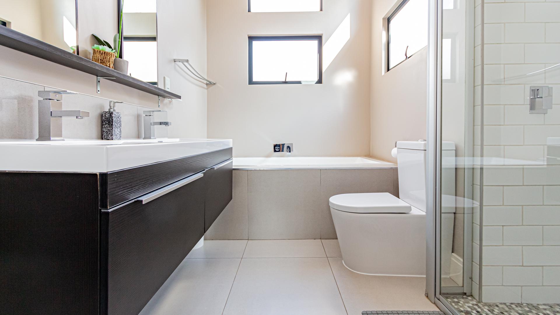Main Bathroom of property in Copperleaf Golf and Country Estate