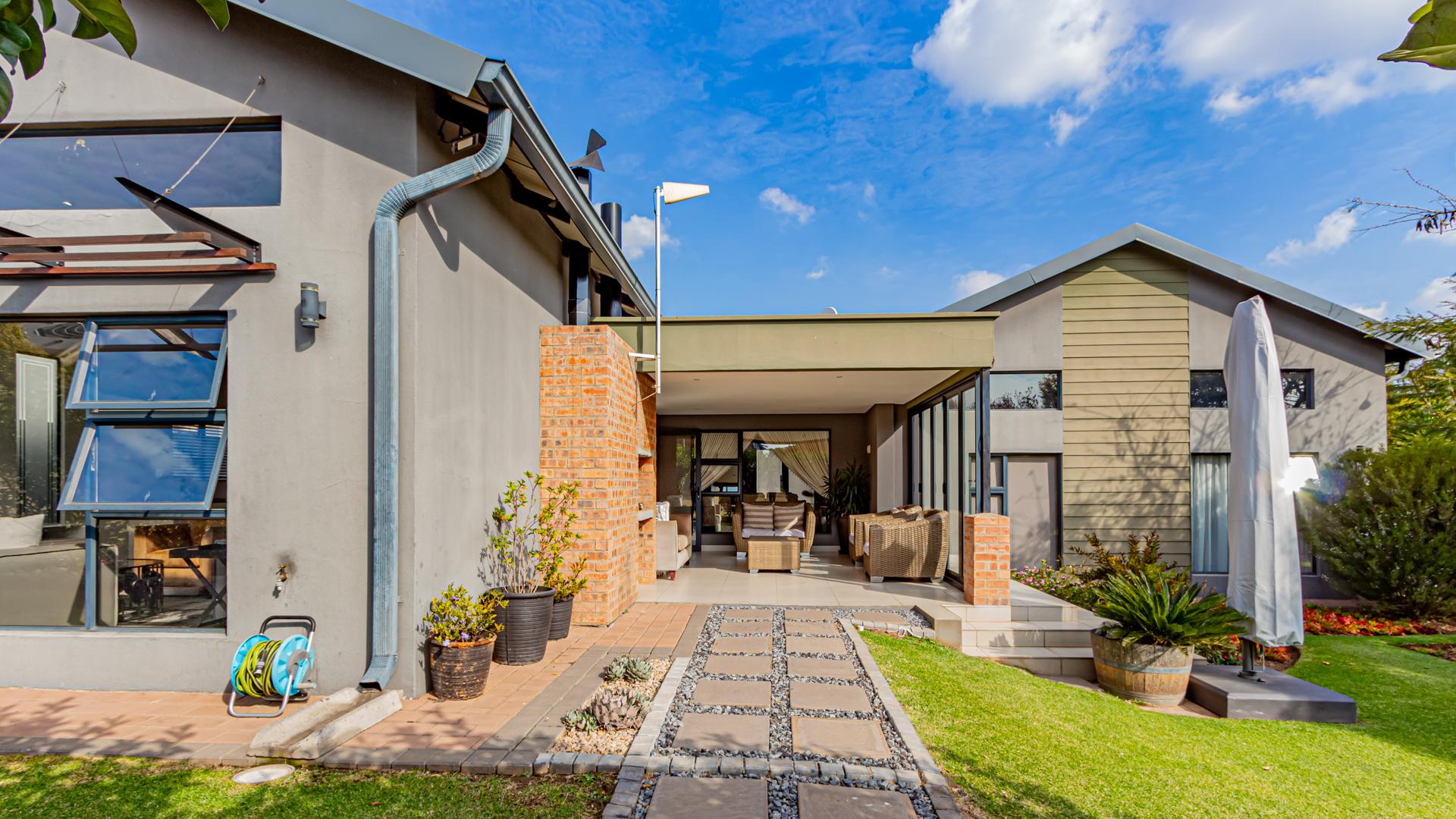Front View of property in Copperleaf Golf and Country Estate