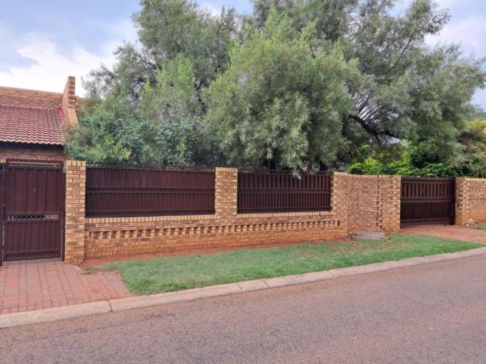 4 Bedroom House for Sale For Sale in Spruitview - MR674054