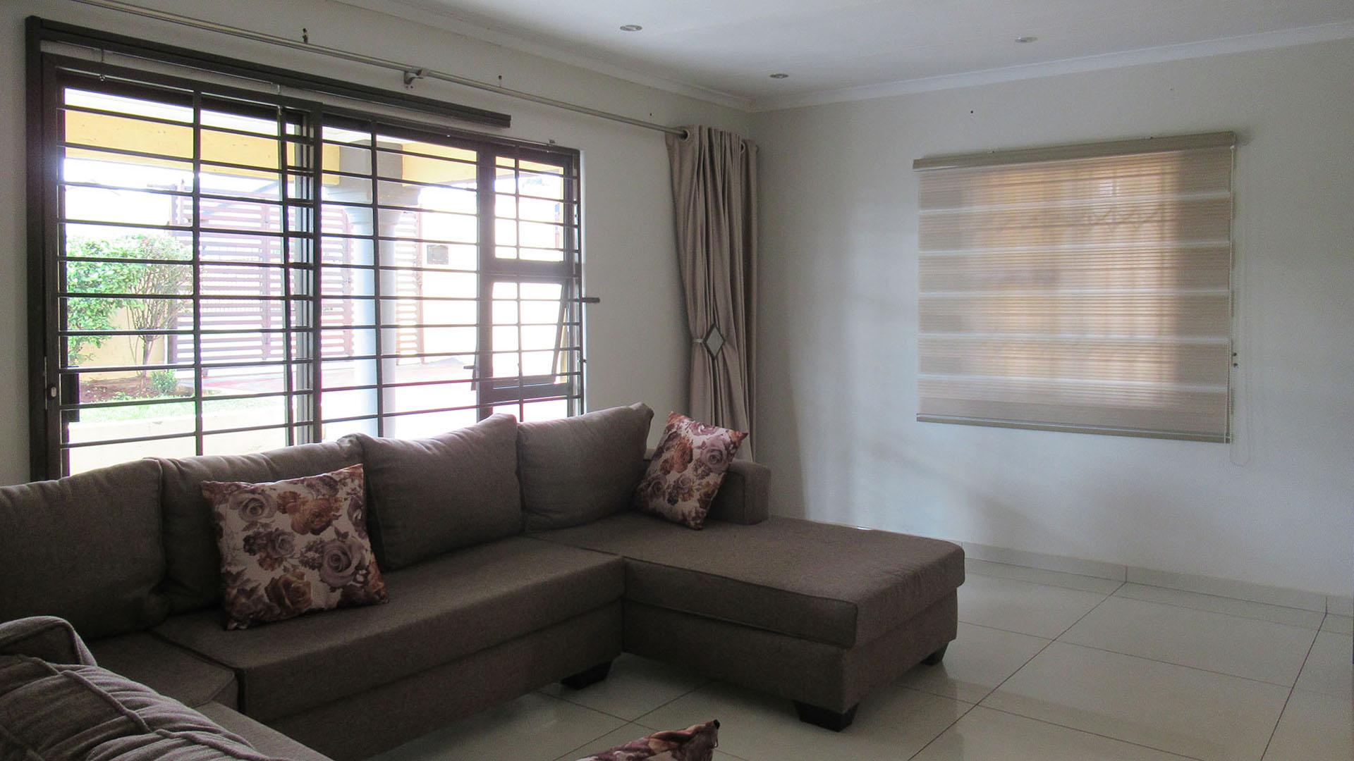 Lounges - 18 square meters of property in Ennerdale
