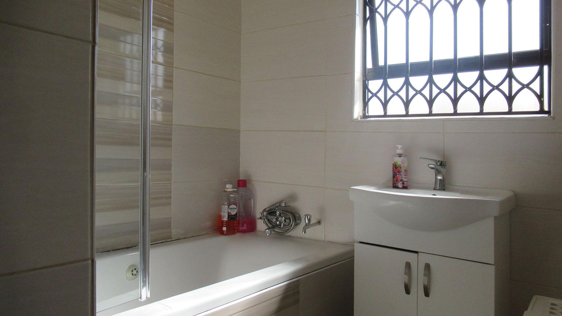 Bathroom 1 - 4 square meters of property in Ennerdale