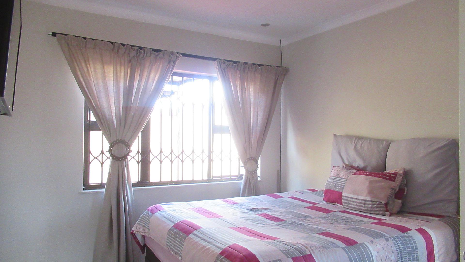 Bed Room 1 - 12 square meters of property in Ennerdale
