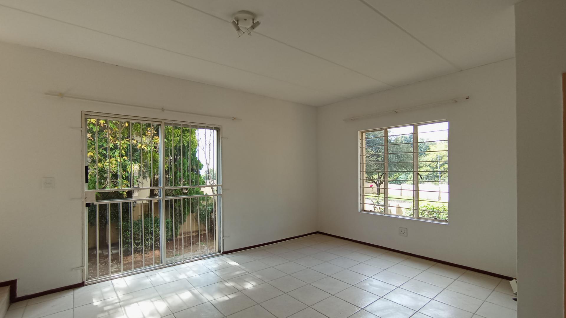 Lounges - 18 square meters of property in Zandspruit