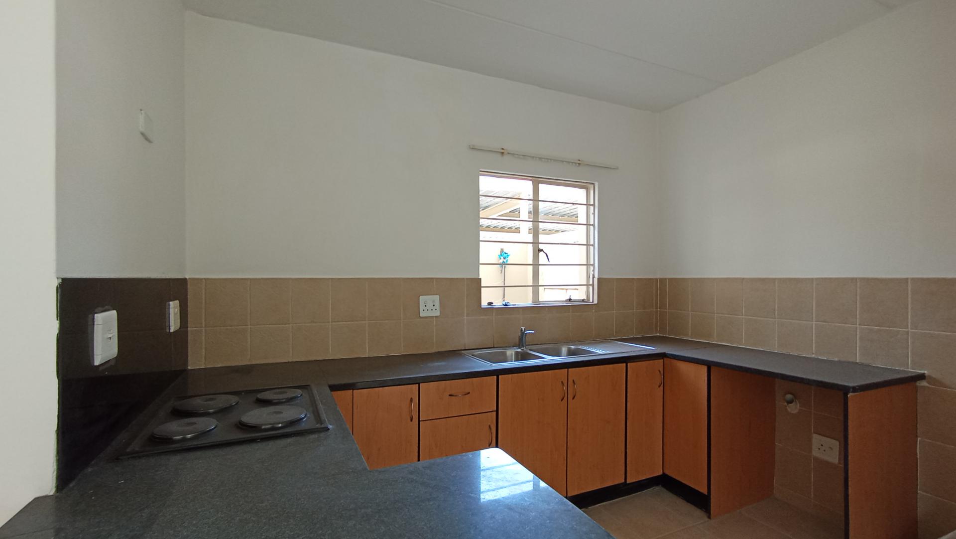 Kitchen - 8 square meters of property in Zandspruit