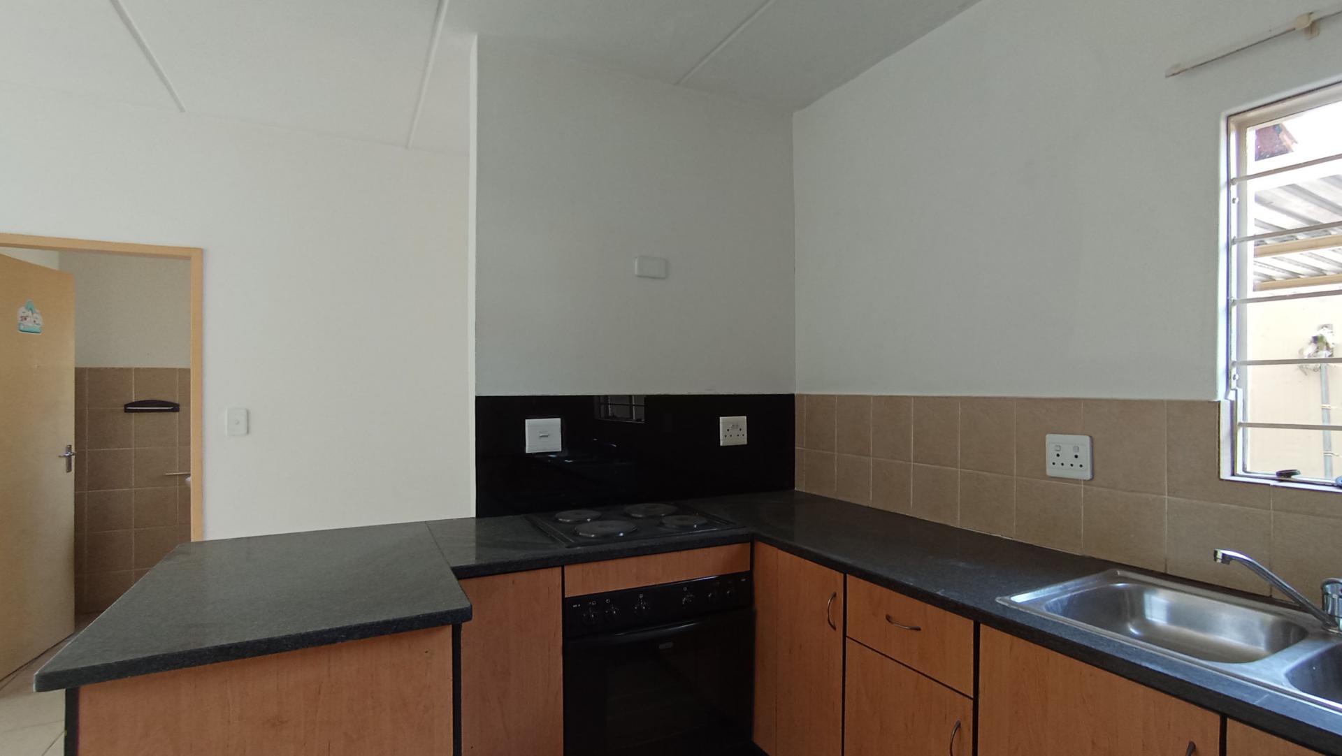 Kitchen - 8 square meters of property in Zandspruit