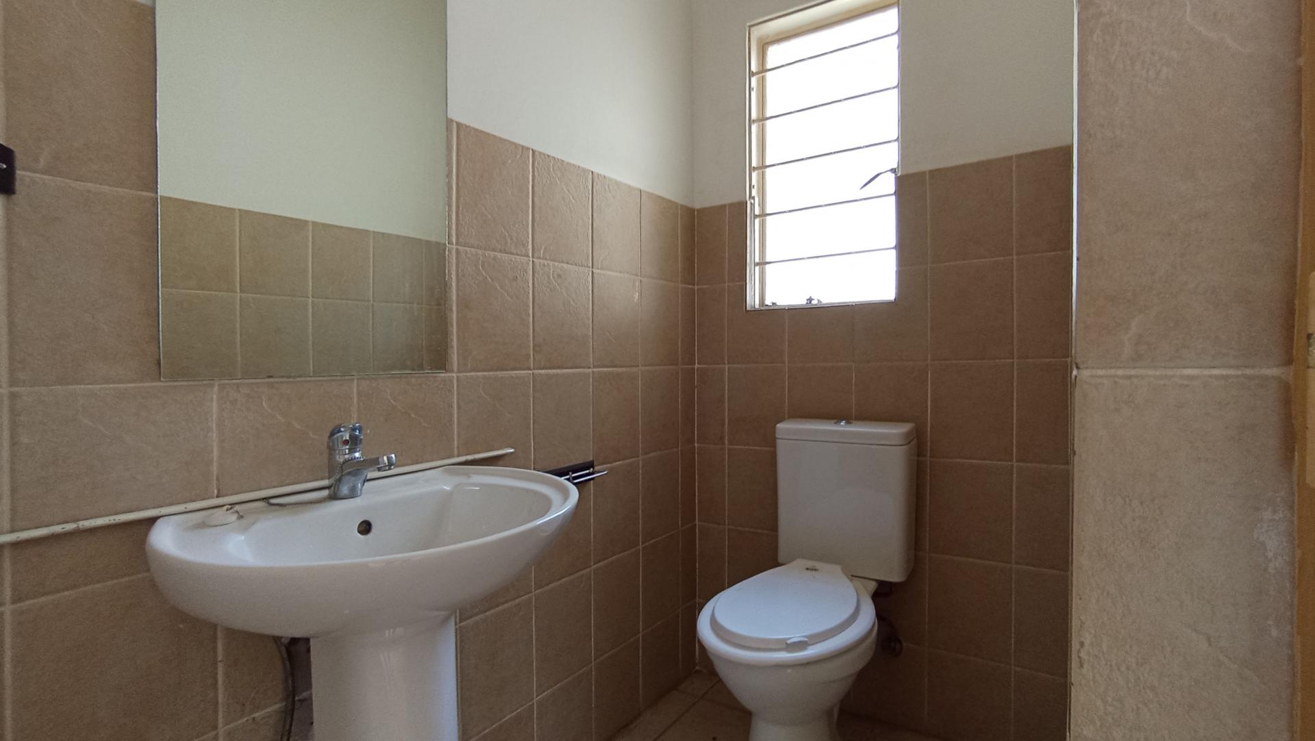 Guest Toilet - 3 square meters of property in Zandspruit