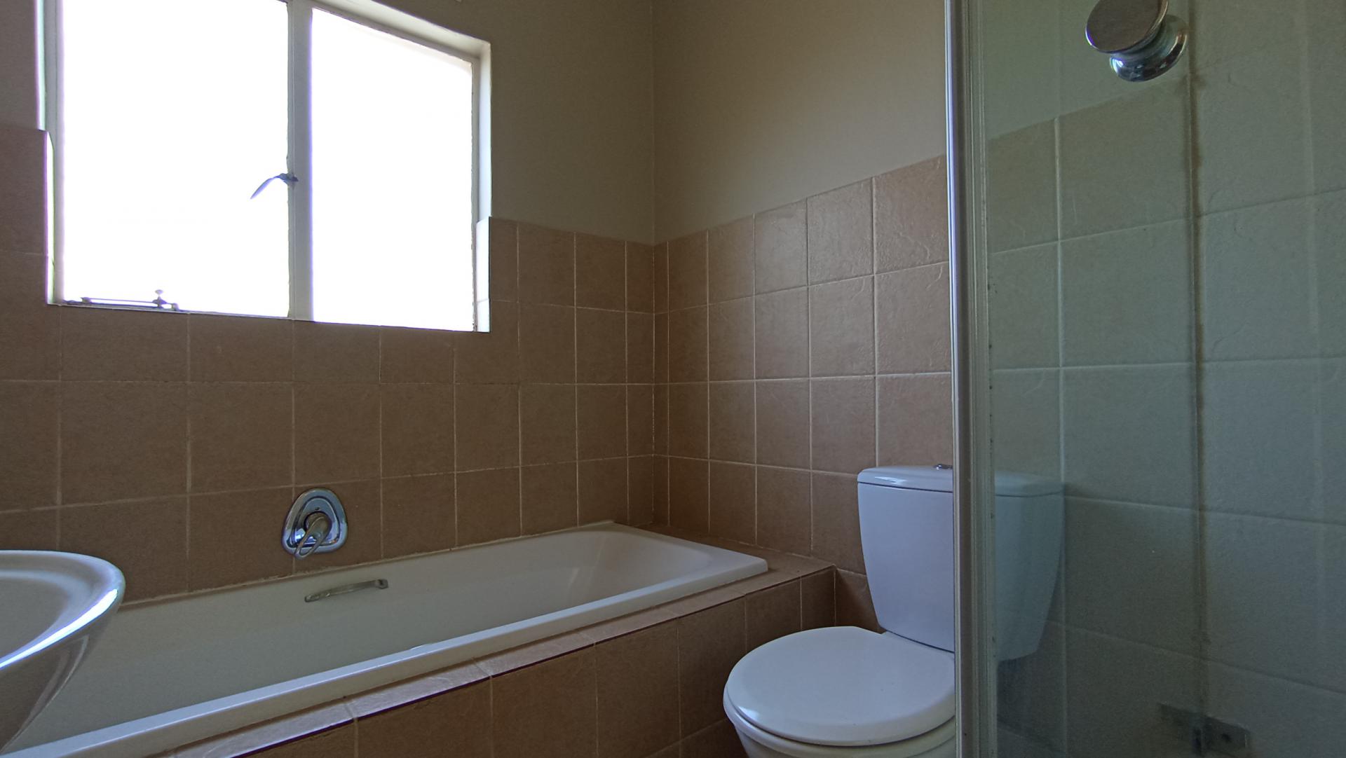 Bathroom 1 - 6 square meters of property in Zandspruit