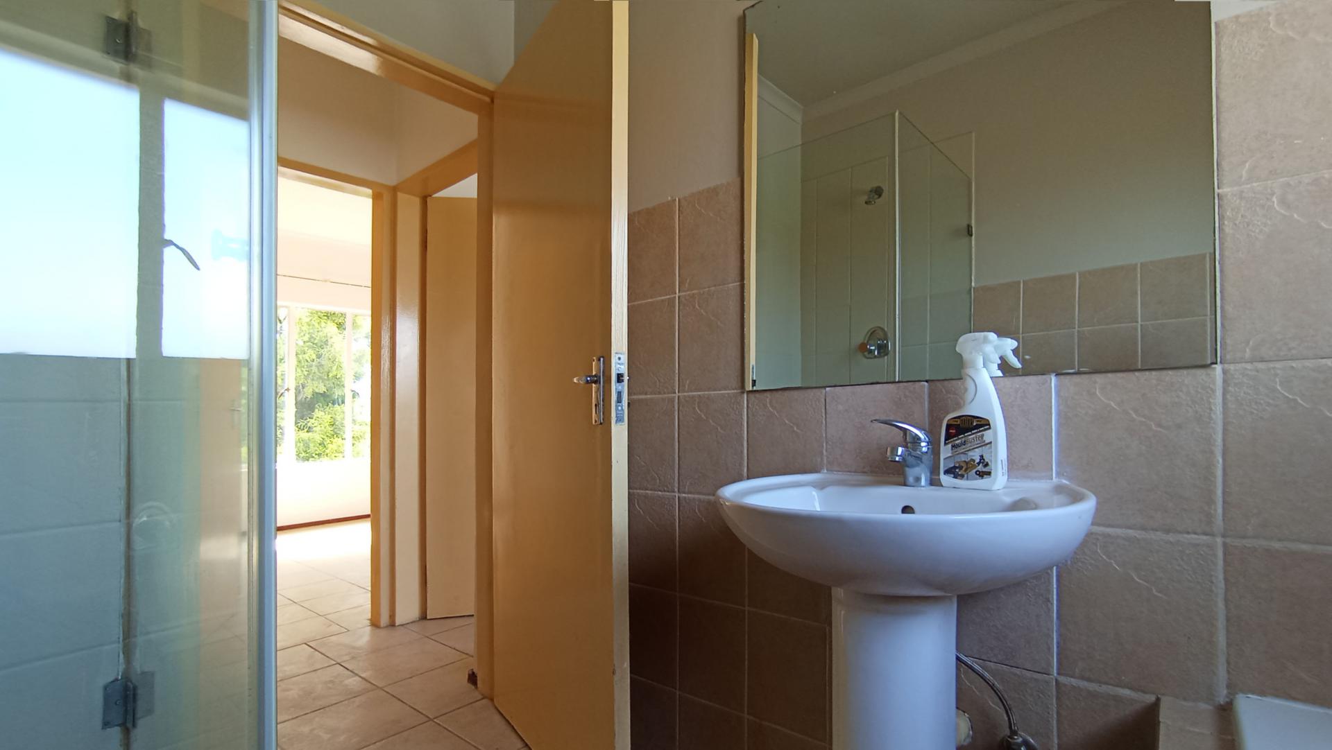 Bathroom 1 - 6 square meters of property in Zandspruit